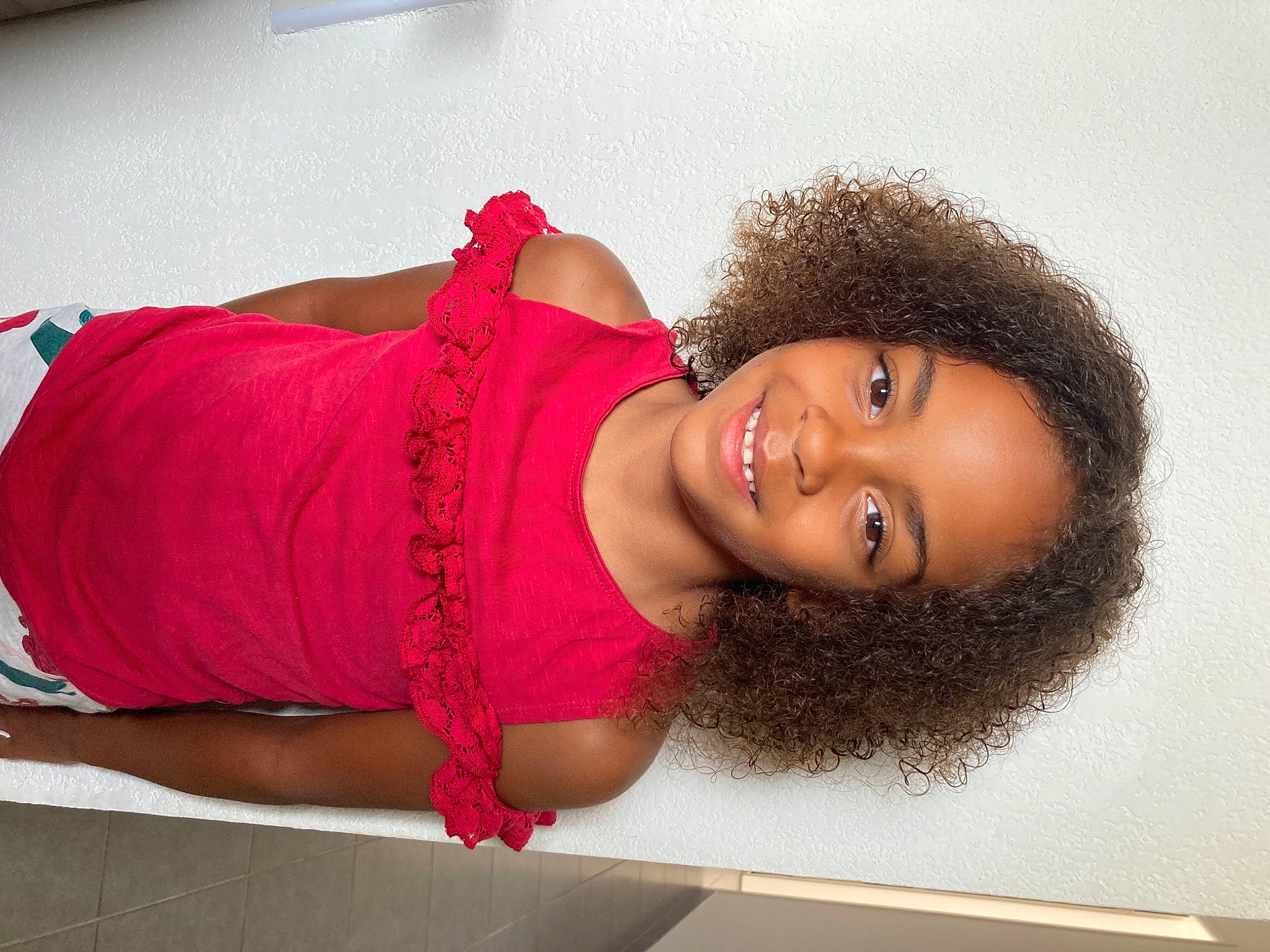 Rita participe au concours pour gagner de l'argent avec cette photo : abdomen, black_hair, child, chin, elbow, eyebrow, eyelash, facial_expression, flash_photography, happy, joy, lip, magenta, mouth, neck, person, pink, skin, sleeve, smile