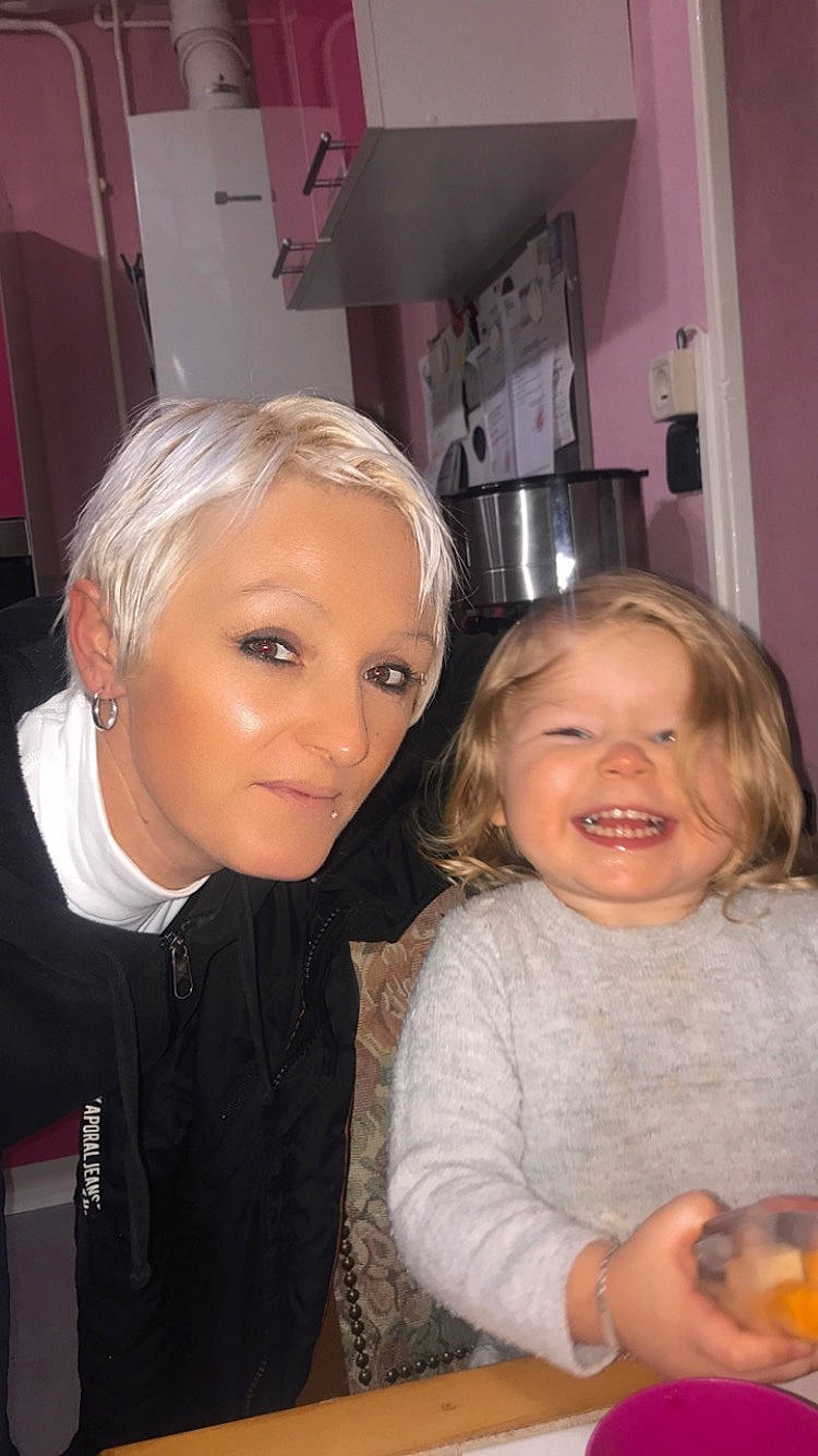 Molly a rejoint le concours — aidez-le/la à gagner de superbes lots ! blond, body_jewelry, drink, earrings, eye, hair, head, iris, joy, mouth, nose, person