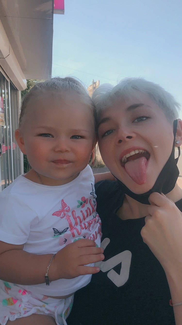 Molly participe au concours pour gagner de l'argent avec cette photo : baby_toddler_clothing, cheek, child, ear, eye, face, facial_expression, finger, hand, happy, head, human, interaction, iris, lip, mouth, nose, organ, person, skin