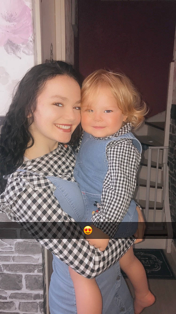 Molly participe au concours pour gagner de l'argent avec cette photo : baby_products, baby_toddler_clothing, blond, child, design, eye, face, happy, iris, joy, laugh, love, mouth, nose, pattern, person, plaid, polka_dot, product, tartan