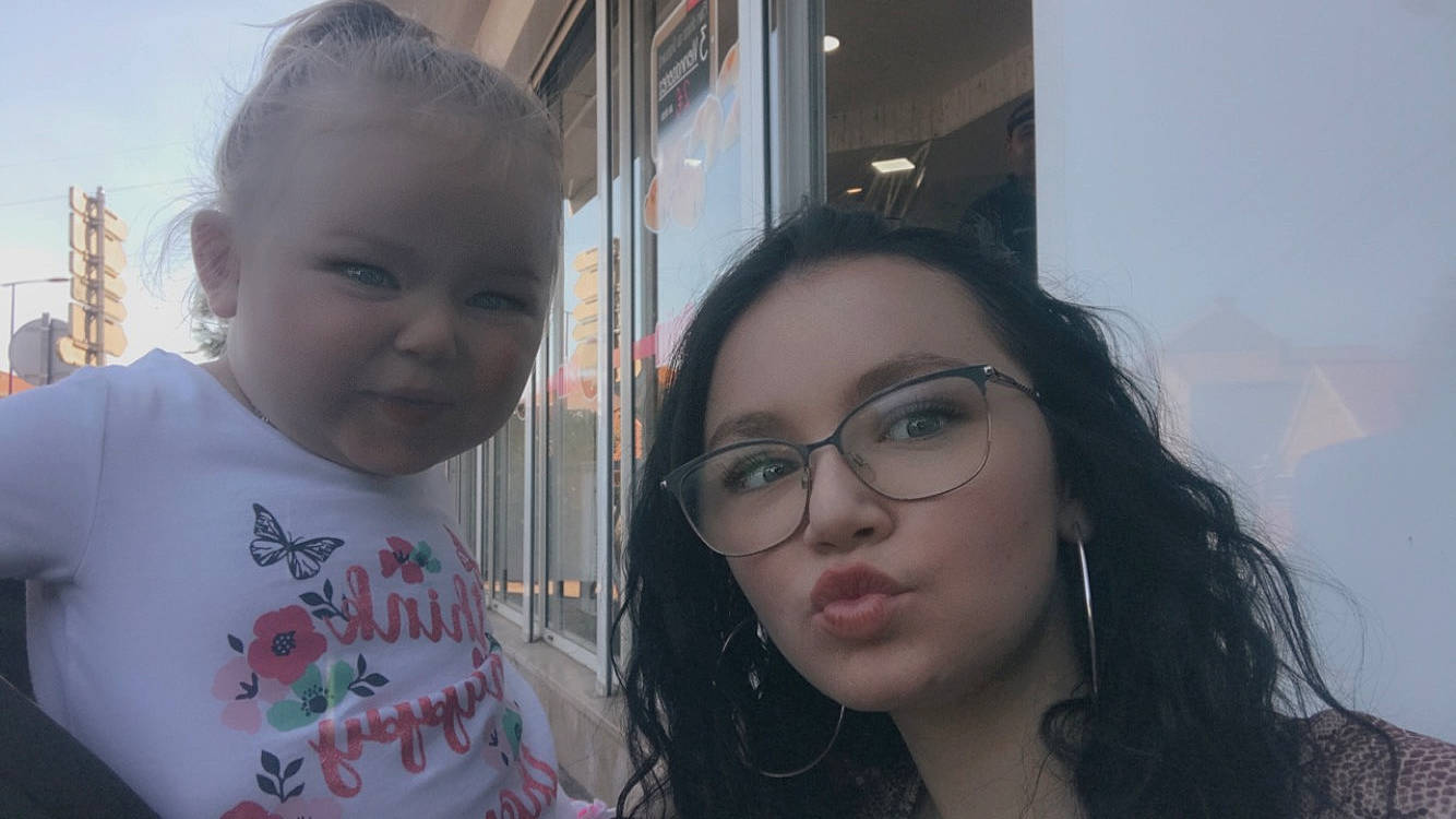 Molly participe au concours pour gagner de l'argent avec cette photo : cheek, chin, ear, eye, eyebrow, eyelash, eyewear, face, forehead, glasses, hair, hairstyle, head, iris, jewellery, lip, mouth, nose, person, skin