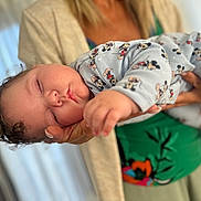 Menzo a rejoint le concours — aidez-le/la à gagner de superbes lots ! baby, sleeping, infant, mickey_mouse, pajamas, hand, person, adult, holding, closeup, soft_light, indoor, portrait, cute, child, tender, calm, peaceful, clothing, blurry_background