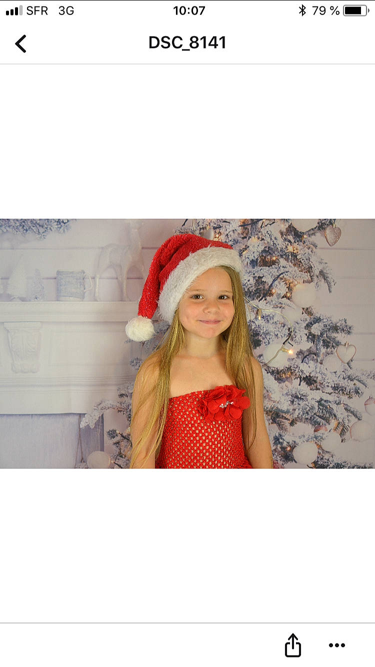 Eva a rejoint le concours — aidez-le/la à gagner de superbes lots ! beanie, beige, bonnet, cap, child_model, clothing, dress, fashion_accessory, headgear, joy, person, red