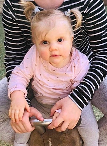 Mya a rejoint le concours — aidez-le/la à gagner de superbes lots ! baby, cheek, child, ear, fawn, person, product, skin, sleeve, smile, toddler