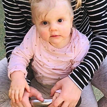 Mya a rejoint le concours — aidez-le/la à gagner de superbes lots ! baby, cheek, child, ear, fawn, person, product, skin, sleeve, smile, toddler