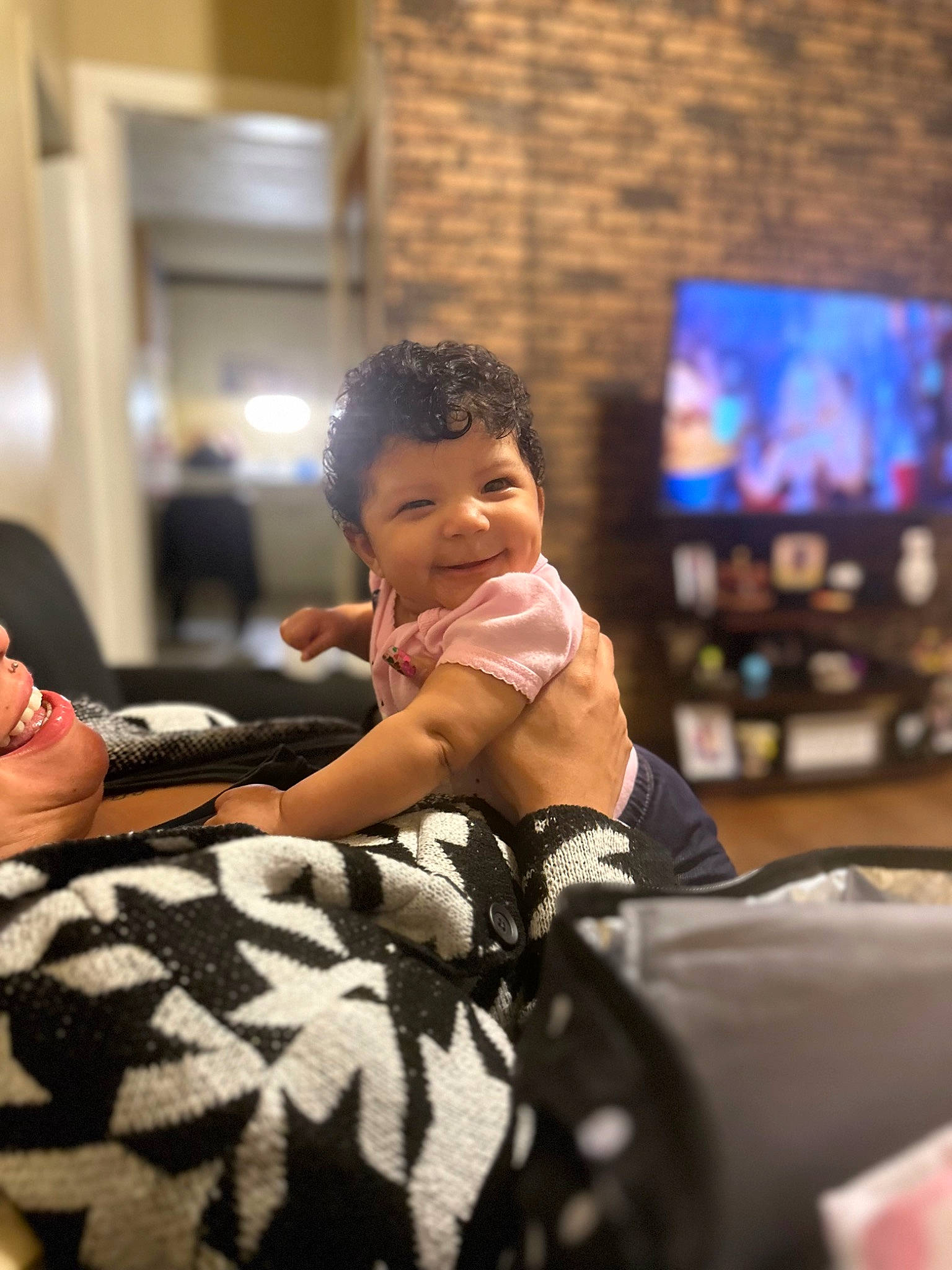 Anavia is registered to the contest to win money with this photo: black_hair, ceremony, child, comfort, display_device, event, fashion_design, flash_photography, flooring, fun, happy, interaction, joy, leisure, luxury_vehicle, person, room, sitting, smile, television