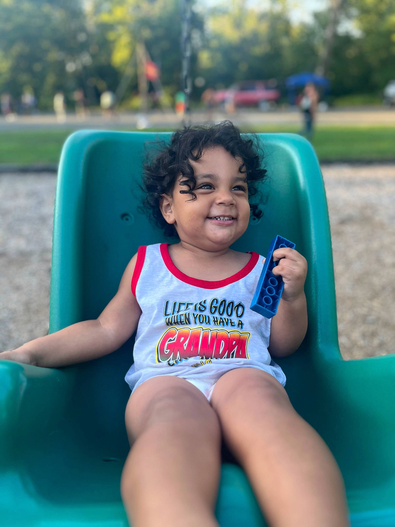 Akeoni is registered to the contest to win money with this photo: azure, black, cool, eye, face, facial_expression, fun, green, happy, head, human_body, joy, leisure, light, organ, person, photograph, skin, smile, thigh