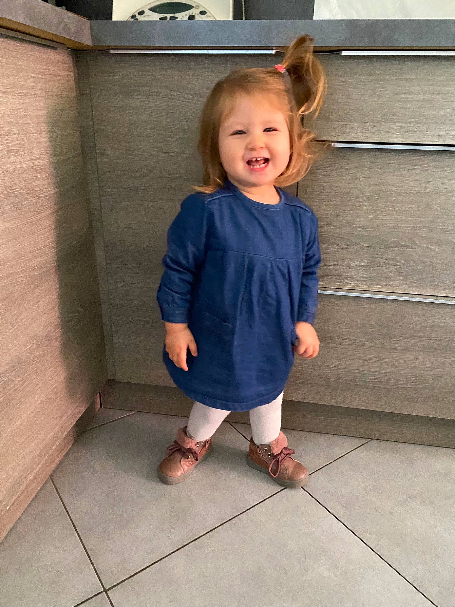 Louise participe au concours pour gagner de l'argent avec cette photo : baby_toddler_clothing, dress, electric_blue, eye, floor, flooring, hairstyle, hand, happy, human_leg, joint, leg, person, shoulder, skin, sleeve, smile, standing, toddler, waist