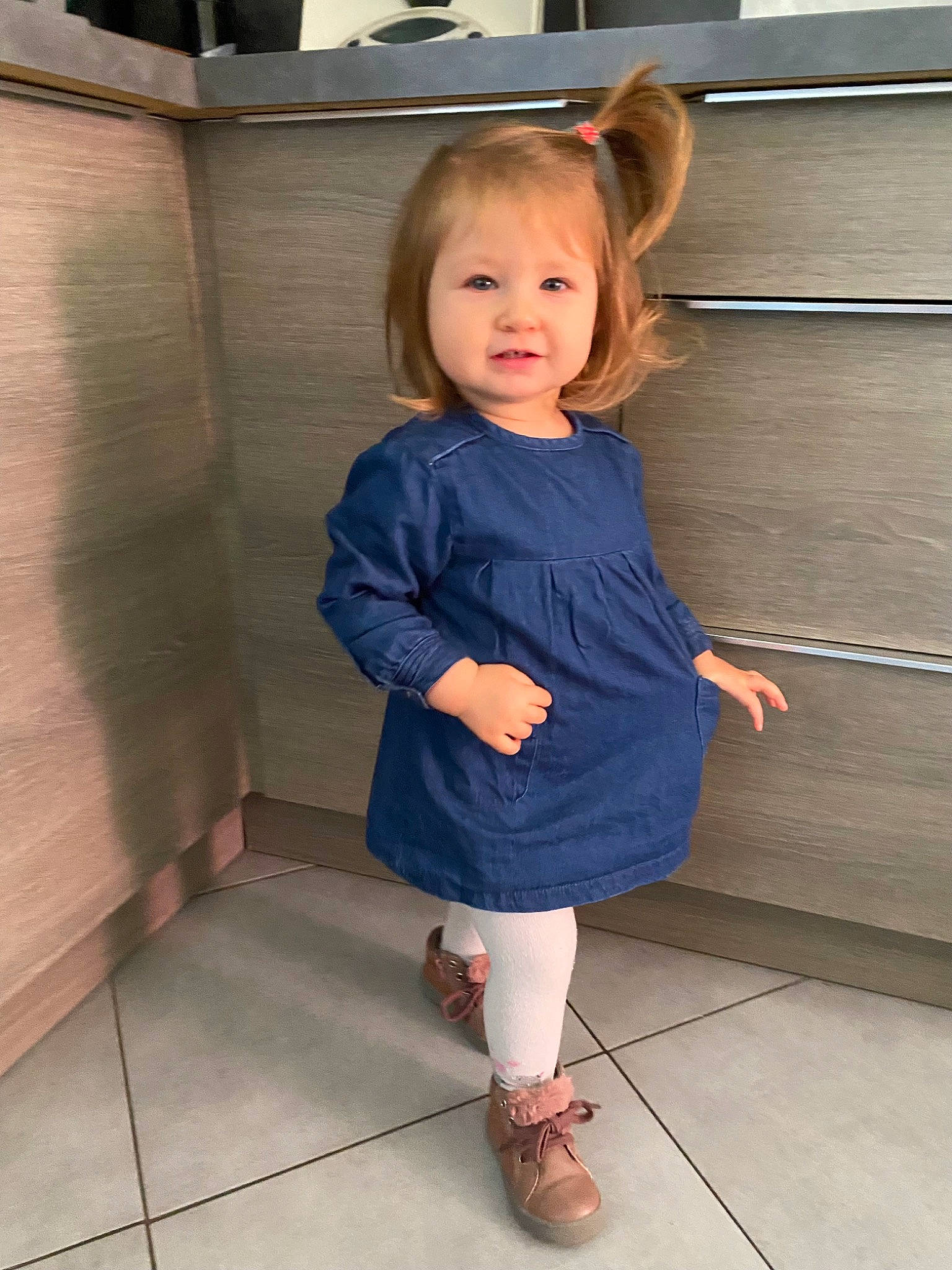 Louise a rejoint le concours — aidez-le/la à gagner de superbes lots ! baby_toddler_clothing, blond, day_dress, electric_blue, floor, flooring, hair, happy, human_leg, joint, knee, one_piece_garment, pattern, person, sleeve, smile, standing, thigh, toddler, waist