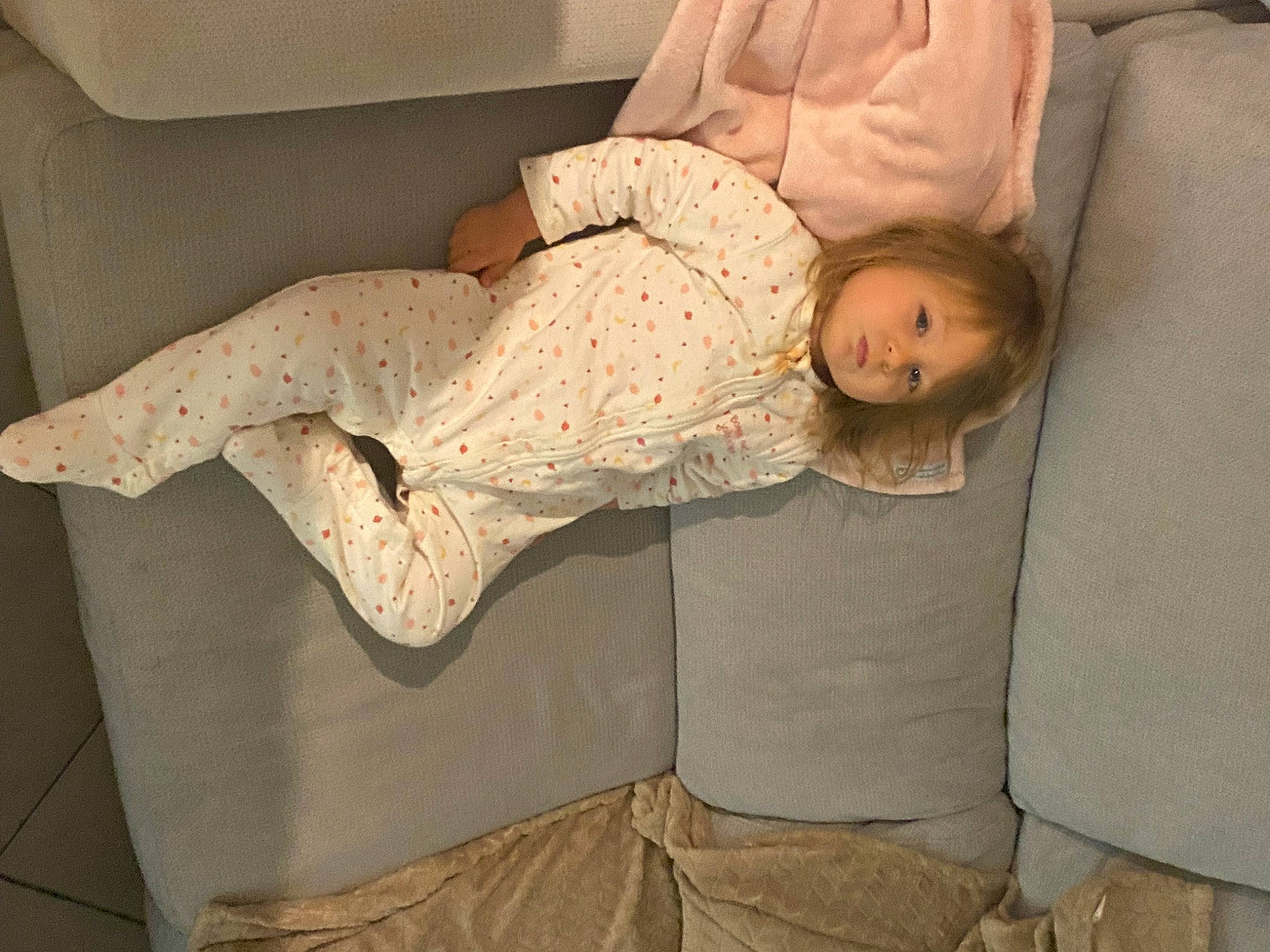 Louise participe au concours pour gagner de l'argent avec cette photo : bed_sheet, bedding, bedroom, bedtime, blanket, child, comfort, couch, elbow, flooring, fur, hardwood, human_leg, linens, nap, person, room, sitting, sleep, toddler