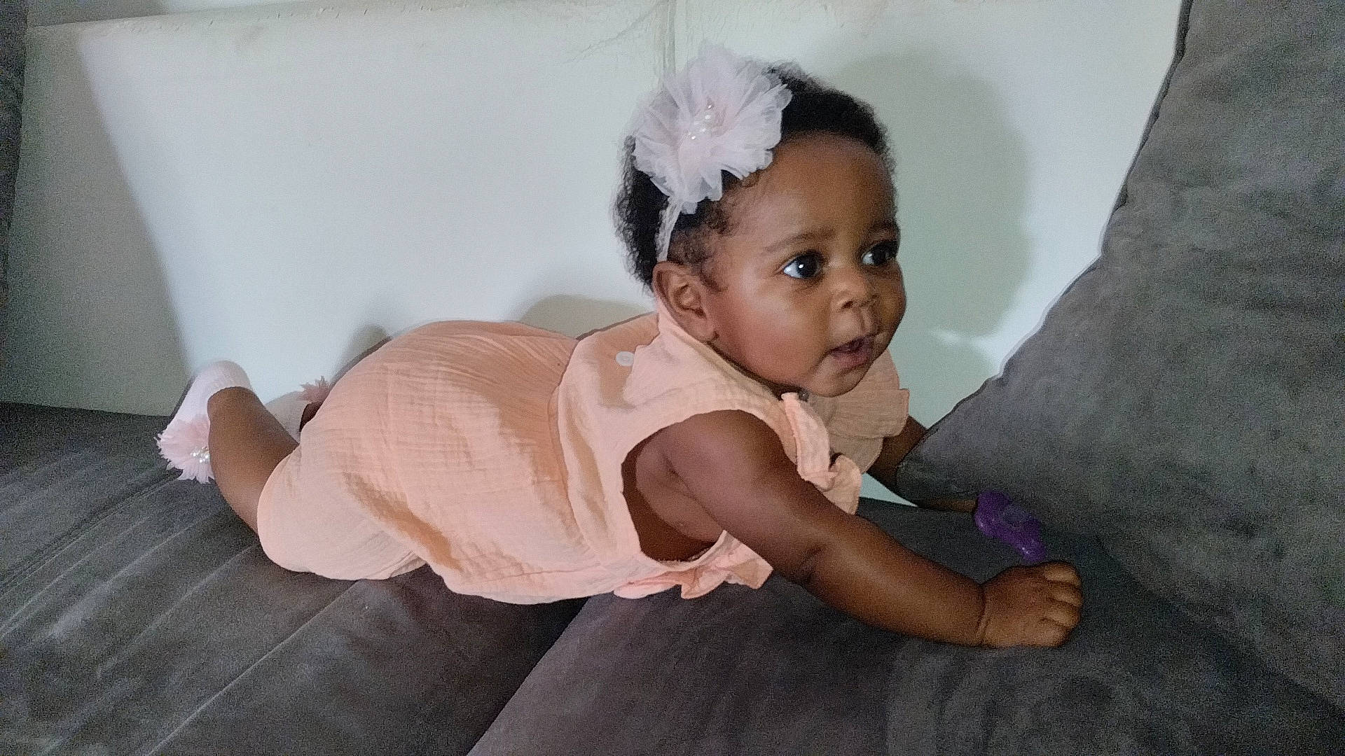 Sonjah a rejoint le concours — aidez-le/la à gagner de superbes lots ! baby, baby_toddler_clothing, cheek, comfort, embellishment, face, flash_photography, flooring, fun, happy, head, headband, headpiece, iris, jewellery, person, pink, skin, sleeve, toddler