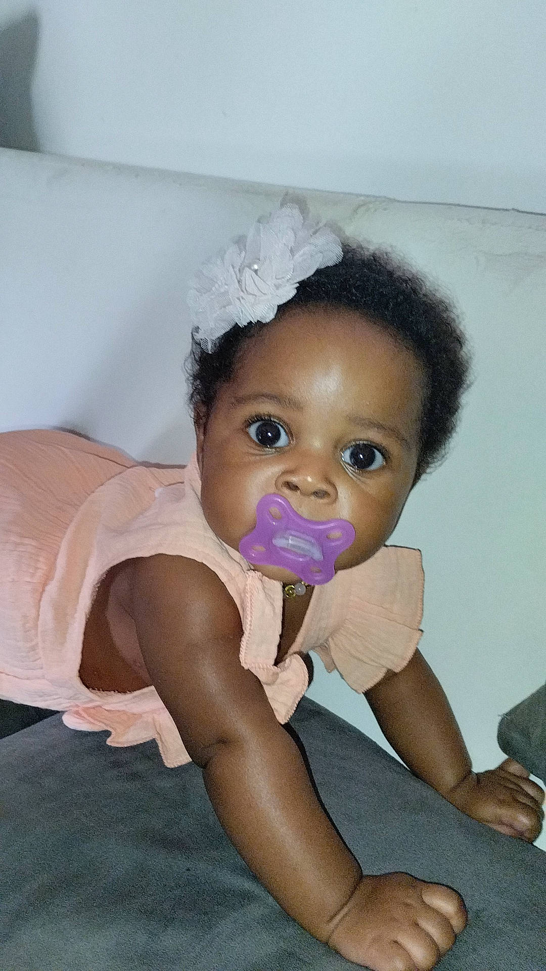 Sonjah a rejoint le concours — aidez-le/la à gagner de superbes lots ! baby, baby_toddler_clothing, cheek, child, eyebrow, fashion_accessory, finger, flash_photography, fun, gesture, hair_accessory, happy, human_leg, iris, nail, person, pink, sitting, skin, thumb