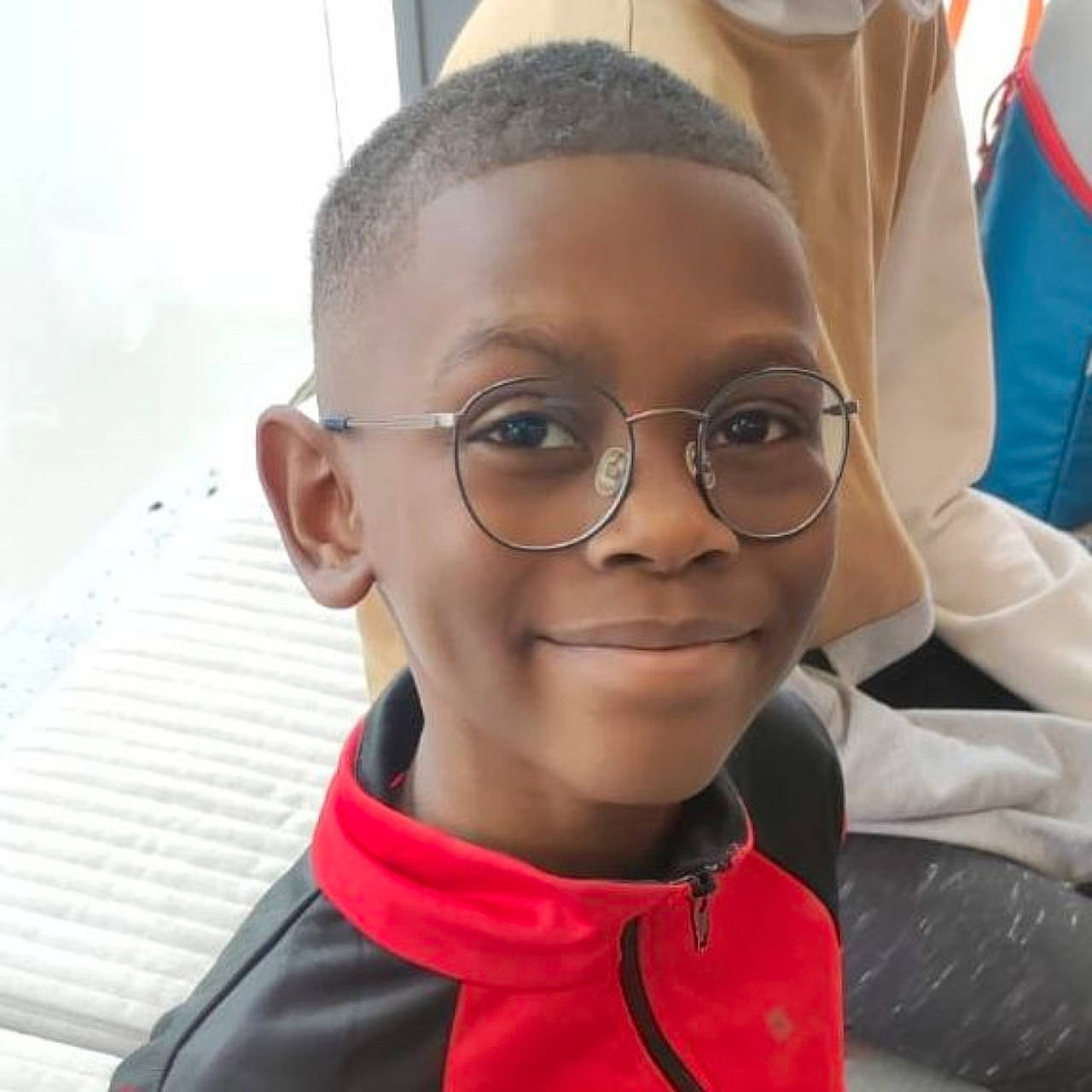 Elyjah a rejoint le concours — aidez-le/la à gagner de superbes lots ! black_hair, cheek, child, chin, cool, ear, eyebrow, eyewear, forehead, fun, gesture, hairstyle, happy, jaw, joy, nose, person, personal_protective_equipment, selfie, smile