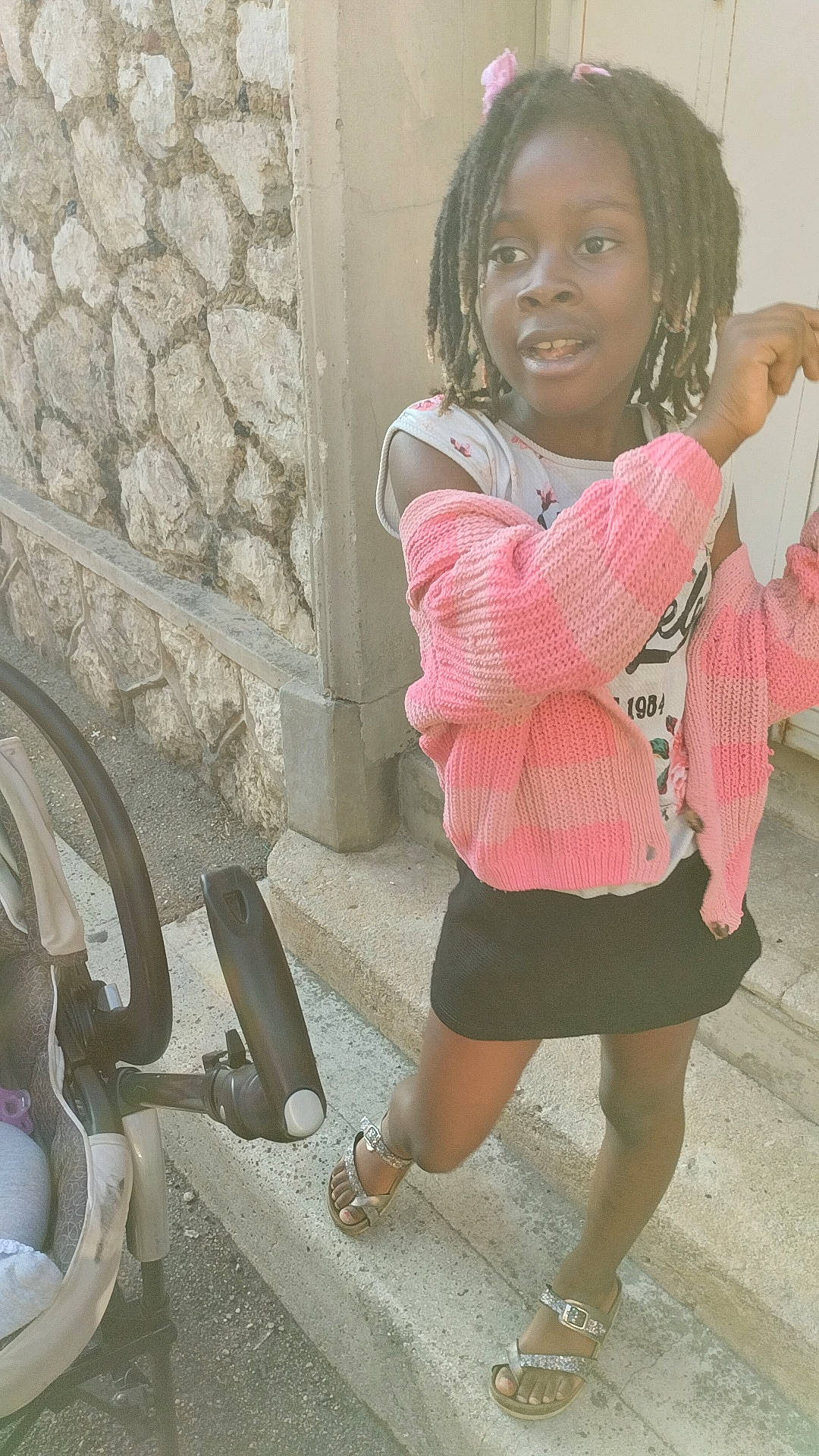 Nayjah a rejoint le concours — aidez-le/la à gagner de superbes lots ! child, fashion_accessory, fun, hairstyle, happy, human_leg, knee, leg, leisure, magenta, pattern, person, sandal, sitting, sleeve, sportswear, t_shirt, thigh, toddler, vacation