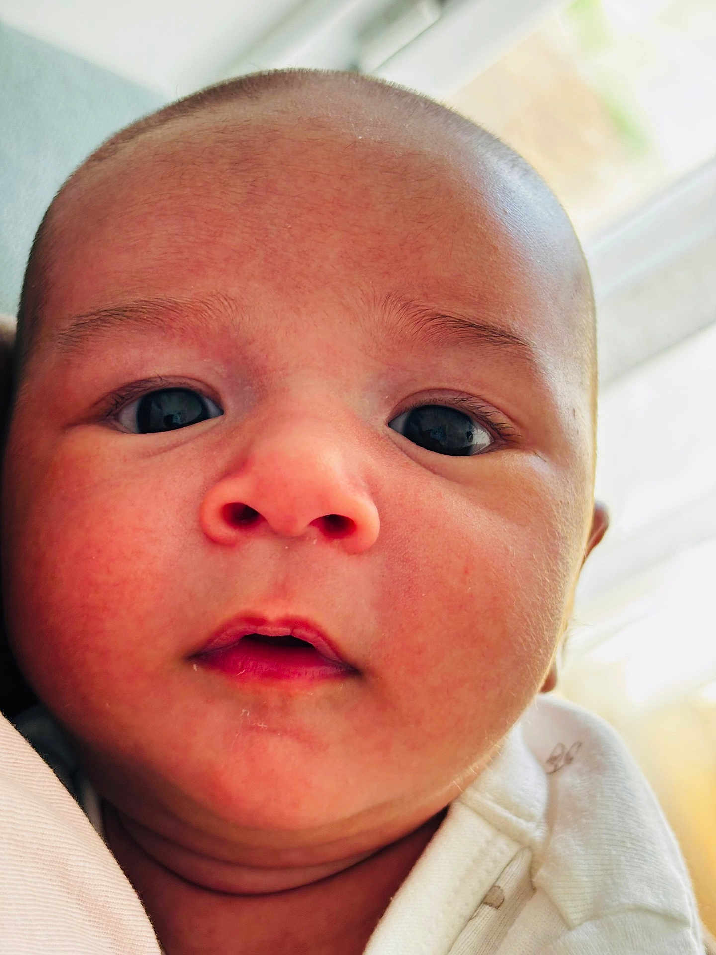 Timothée Ruaan participe au concours pour gagner de l'argent avec cette photo : baby, face, close_up, infant, skin, eyes, mouth, expression, head, person, young_child, cute, indoors, clothing, portrait, newborn, soft_light, curious, human, child
