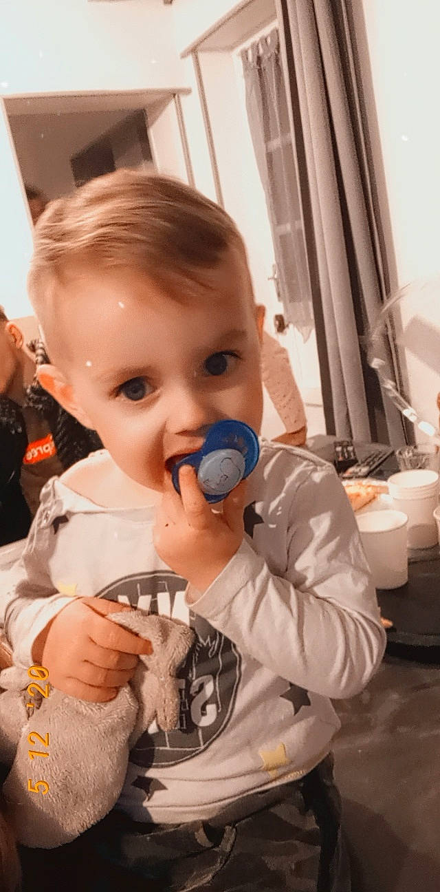 Gabriel a rejoint le concours — aidez-le/la à gagner de superbes lots ! baby, baby_products, baby_toddler_clothing, cheek, child, curtain, drinking, drinkware, ear, event, fun, gesture, happy, iris, nose, person, sitting, skin, t_shirt, thumb