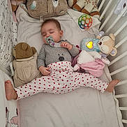 Abigaël a rejoint le concours — aidez-le/la à gagner de superbes lots ! baby, bear, blanket, child, crib, cuddly, cute, giraffe, heart_pattern, infant, nursery, pacifier, pajamas, plush_toy, relaxed, sleeping, sleepwear, soft_toy, stuffed_animal, toy_ball