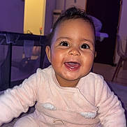 Meïvy participe au concours pour gagner de l'argent avec cette photo : baby, big_eyes, carpet, chubby_cheeks, cute, eyelashes, furniture, hands, indoor, infant, joyful, living_room, mouth_open, onesie, pajamas, playpen, portrait, sitting, smiling, visible_tooth