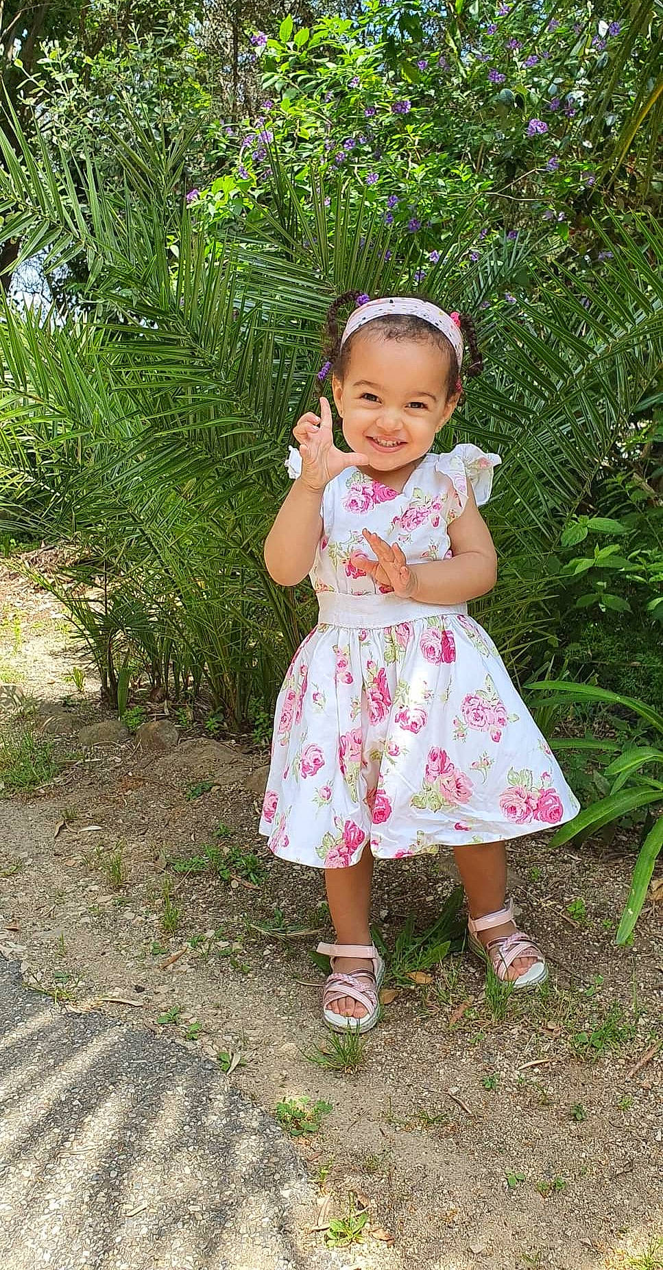 Luna a rejoint le concours — aidez-le/la à gagner de superbes lots ! baby_toddler_clothing, child, day_dress, dress, fun, grass, happy, joy, magenta, one_piece_garment, pattern, people_in_nature, person, pink, plant, sandal, skin, sleeve, smile, terrestrial_plant