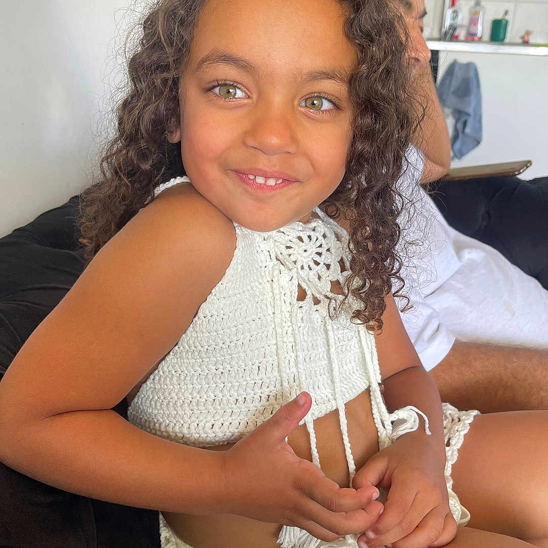 Melissa participe au concours pour gagner de l'argent avec cette photo : accessories, adult, bodypart, bracelet, clothing, curlyhair, dress, face, female, finger, hair, hand, happy, head, jewelry, person, photography, portrait, smile, woman