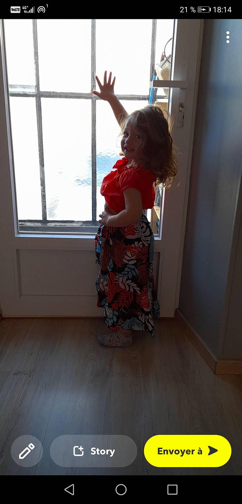 Ilona a rejoint le concours — aidez-le/la à gagner de superbes lots ! door, dress, elbow, fashion_design, flooring, fun, gesture, hardwood, human_leg, knee, laminate_flooring, pattern, person, room, thigh, trunk, waist, window, wood, wood_flooring
