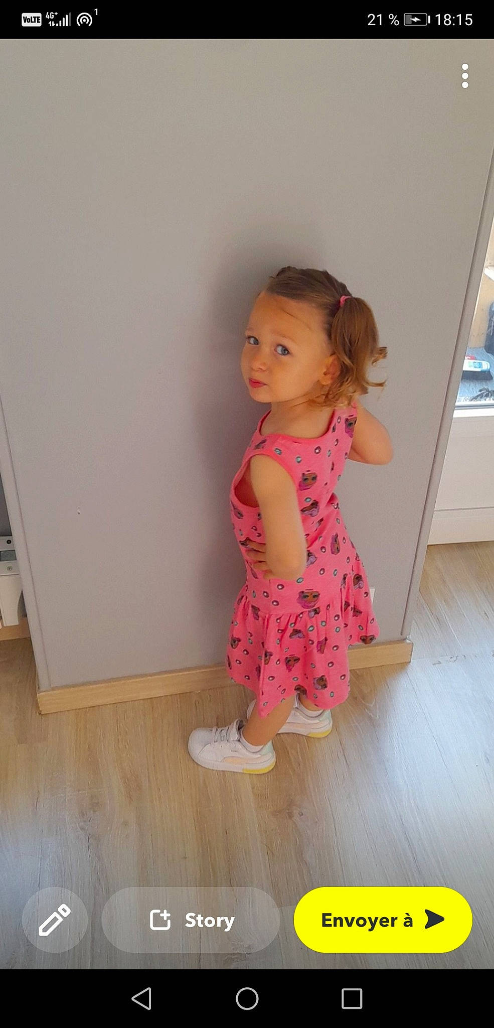 Ilona a rejoint le concours — aidez-le/la à gagner de superbes lots ! baby_toddler_clothing, cheek, flooring, foot, footwear, fun, hair, happy, hardwood, head, human_leg, joint, magenta, neck, person, pink, shoulder, skin, sleeve, toddler