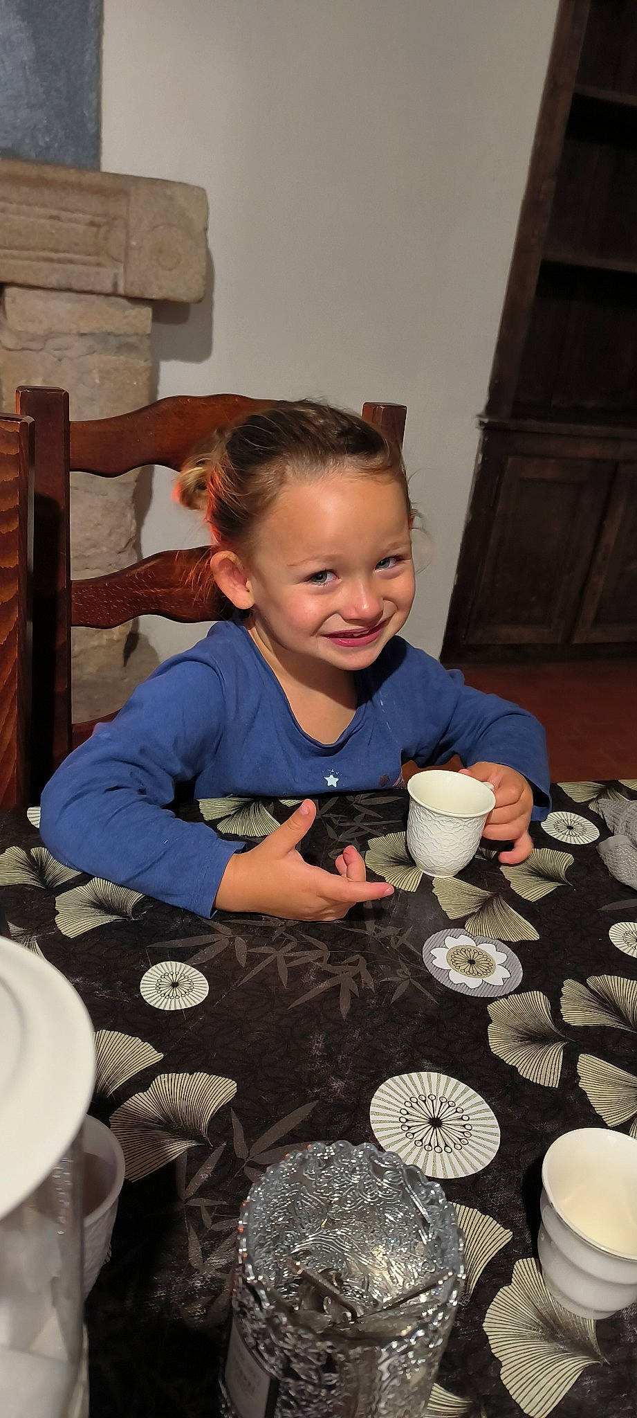 Ilona a rejoint le concours — aidez-le/la à gagner de superbes lots ! baking, chair, child, comfort_food, cooking, cup, dishware, drinkware, event, food, happy, joy, person, plate, porcelain, serveware, sitting, smile, table, tableware