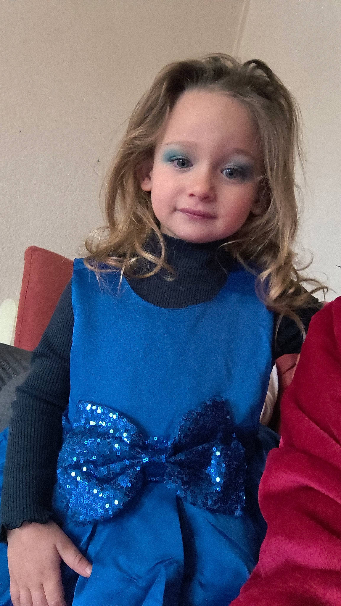 Ilona a rejoint le concours — aidez-le/la à gagner de superbes lots ! blue, bow_tie, dress, eye, eyelash, fashion, fashion_design, hair, hairstyle, head, iris, joint, lip, neck, outerwear, person, shoulder, skin, sleeve, toddler