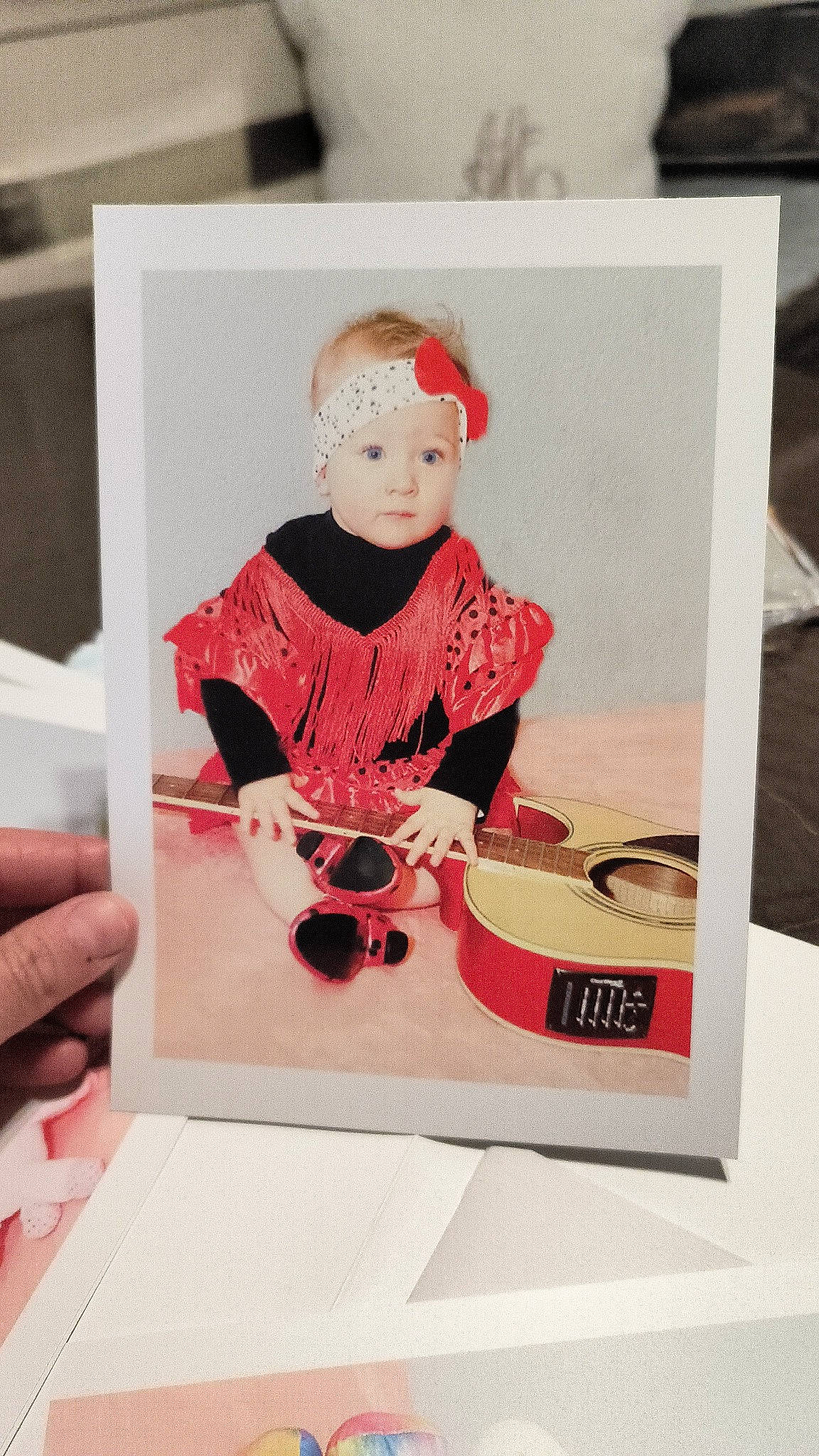 Ilona a rejoint le concours — aidez-le/la à gagner de superbes lots ! art, baby, cap, carmine, cooking, eyewear, fashion_accessory, fashion_design, font, hat, illustration, magenta, paper, person, personal_protective_equipment, room, sitting, sleeve, t_shirt, toddler