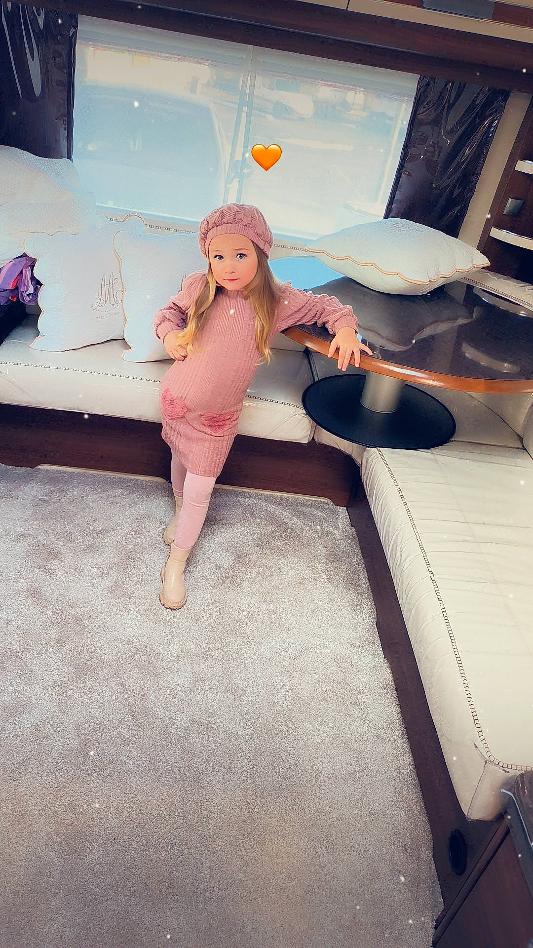 Ilona a rejoint le concours — aidez-le/la à gagner de superbes lots ! automotive_design, blond, comfort, couch, fashion_design, flash_photography, floor, flooring, foot, fun, human_leg, knee, leisure, long_hair, luxury_vehicle, person, selfie, sitting, sportswear, t_shirt