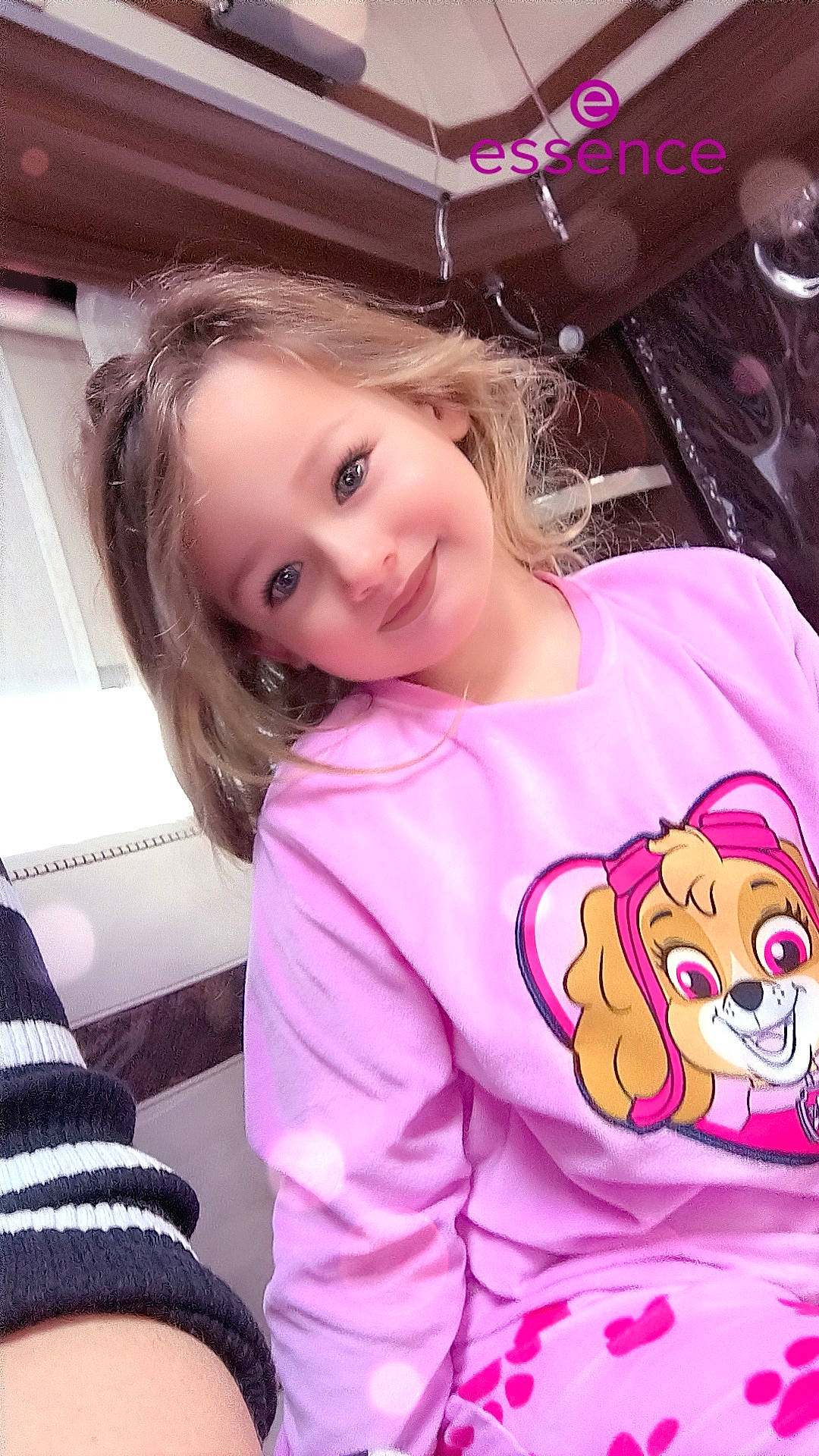 Ilona a rejoint le concours — aidez-le/la à gagner de superbes lots ! baby_toddler_clothing, cheek, cool, eye, eyelash, facial_expression, fashion, hairstyle, happy, human, joy, magenta, organ, person, pink, purple, sleeve, smile, t_shirt, toddler