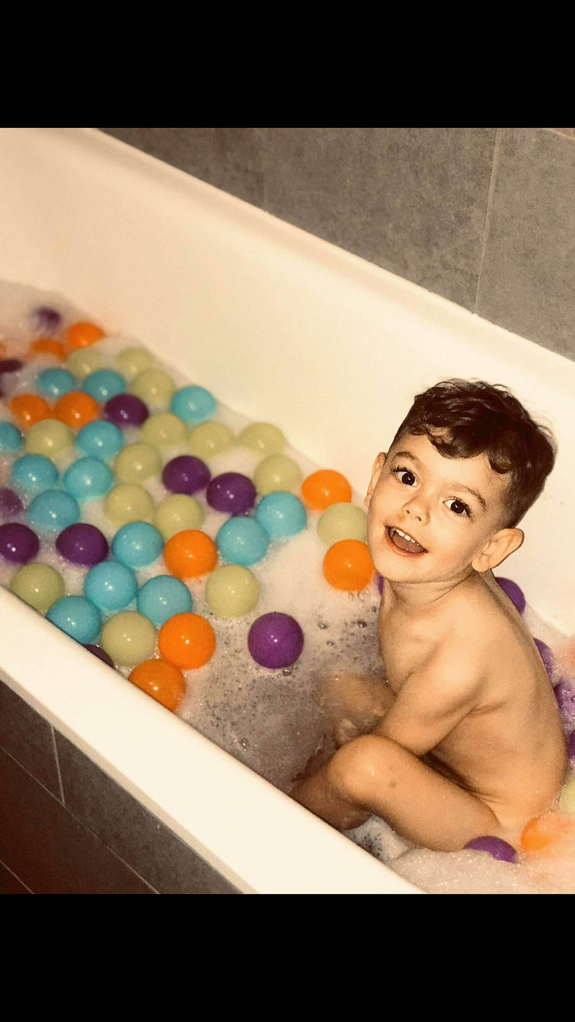 Paolo a rejoint le concours — aidez-le/la à gagner de superbes lots ! aqua, baby, baby_bathing, barechested, bathing, bathroom, bathtub, chest, child, confectionery, fluid, foam, food_additive, fun, joy, person, play, plumbing, sweetness