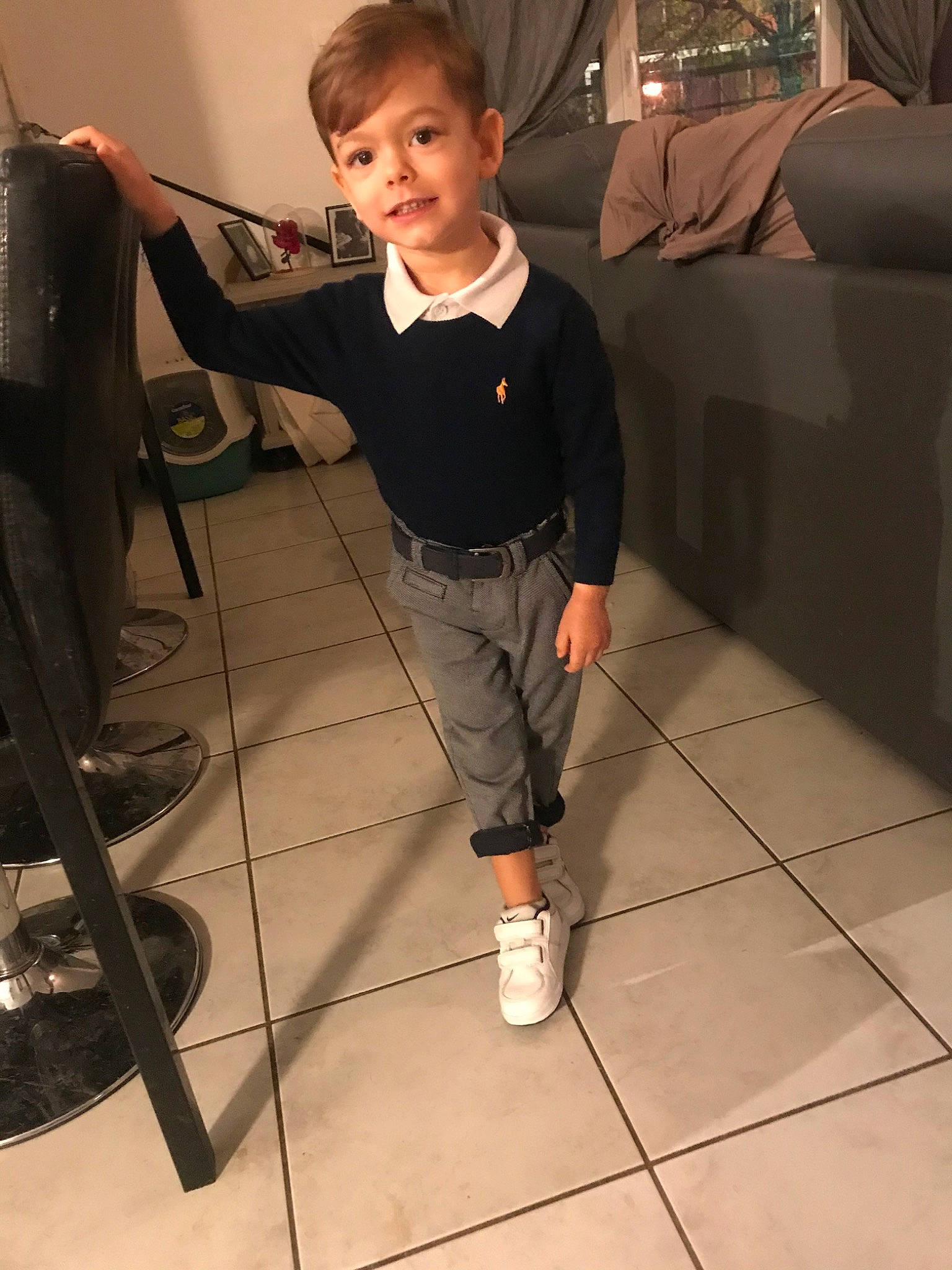 Paolo a rejoint le concours — aidez-le/la à gagner de superbes lots ! ankle, baby, baby_toddler_clothing, child_model, cool, couch, floor, flooring, joy, living_room, person, shoulder, sofa_bed, standing, sweatpant, t_shirt, tile, toddler