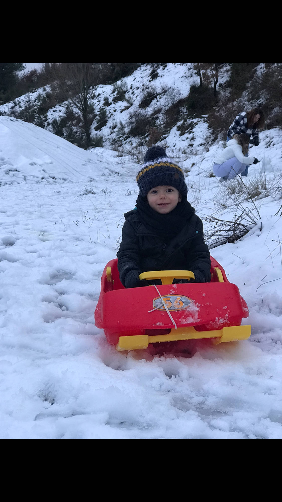 Paolo a rejoint le concours — aidez-le/la à gagner de superbes lots ! adventure, baby_toddler_clothing, beanie, bonnet, child, freezing, geological_phenomenon, headwear, ice_cap, joy, knit_cap, outdoor_recreation, person, play, playing_in_the_snow, precipitation, sitting, sled, sledding, snow