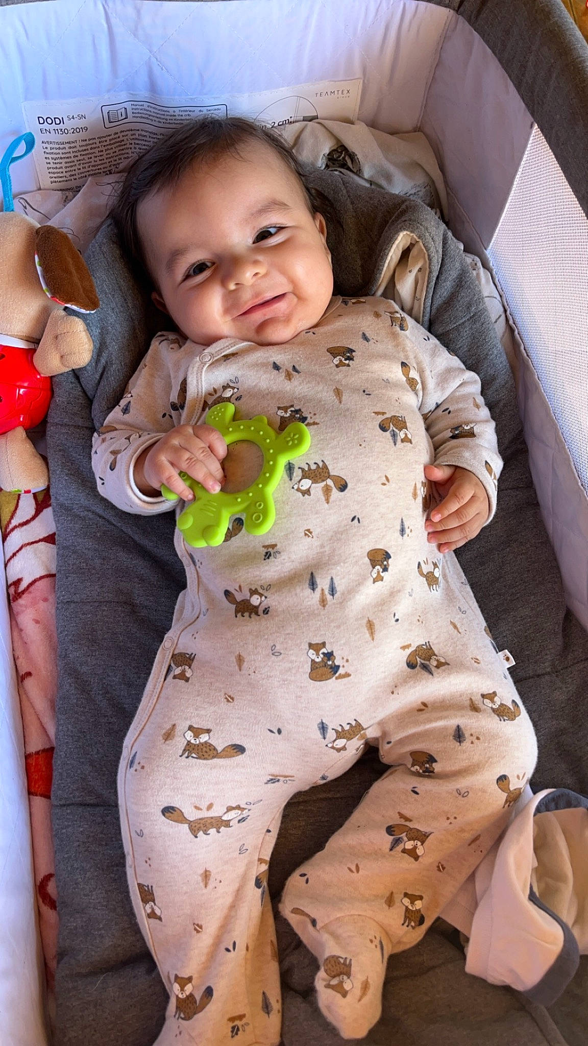 Mael participe au concours pour gagner de l'argent avec cette photo : abdomen, baby, baby_products, baby_toddler_clothing, bedding, child, comfort, eye, gesture, happy, head, linens, person, pillow, play, sitting, skin, sleeve, smile, textile