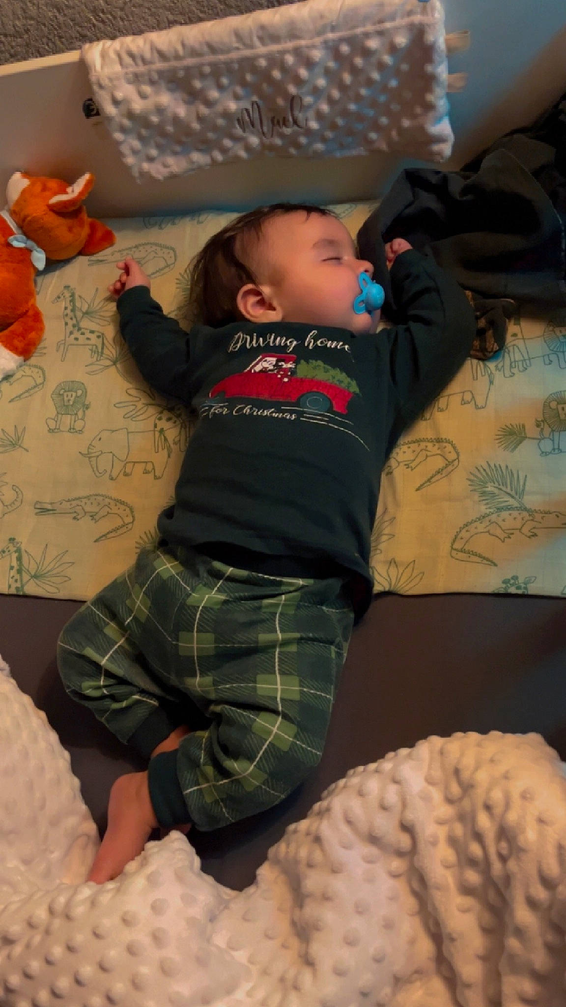 Mael participe au concours pour gagner de l'argent avec cette photo : baby, baby_toddler_clothing, bed, bedding, bedtime, child, comfort, fun, linens, orange, pattern, person, pillow, play, room, sitting, sleeve, t_shirt, textile, toddler