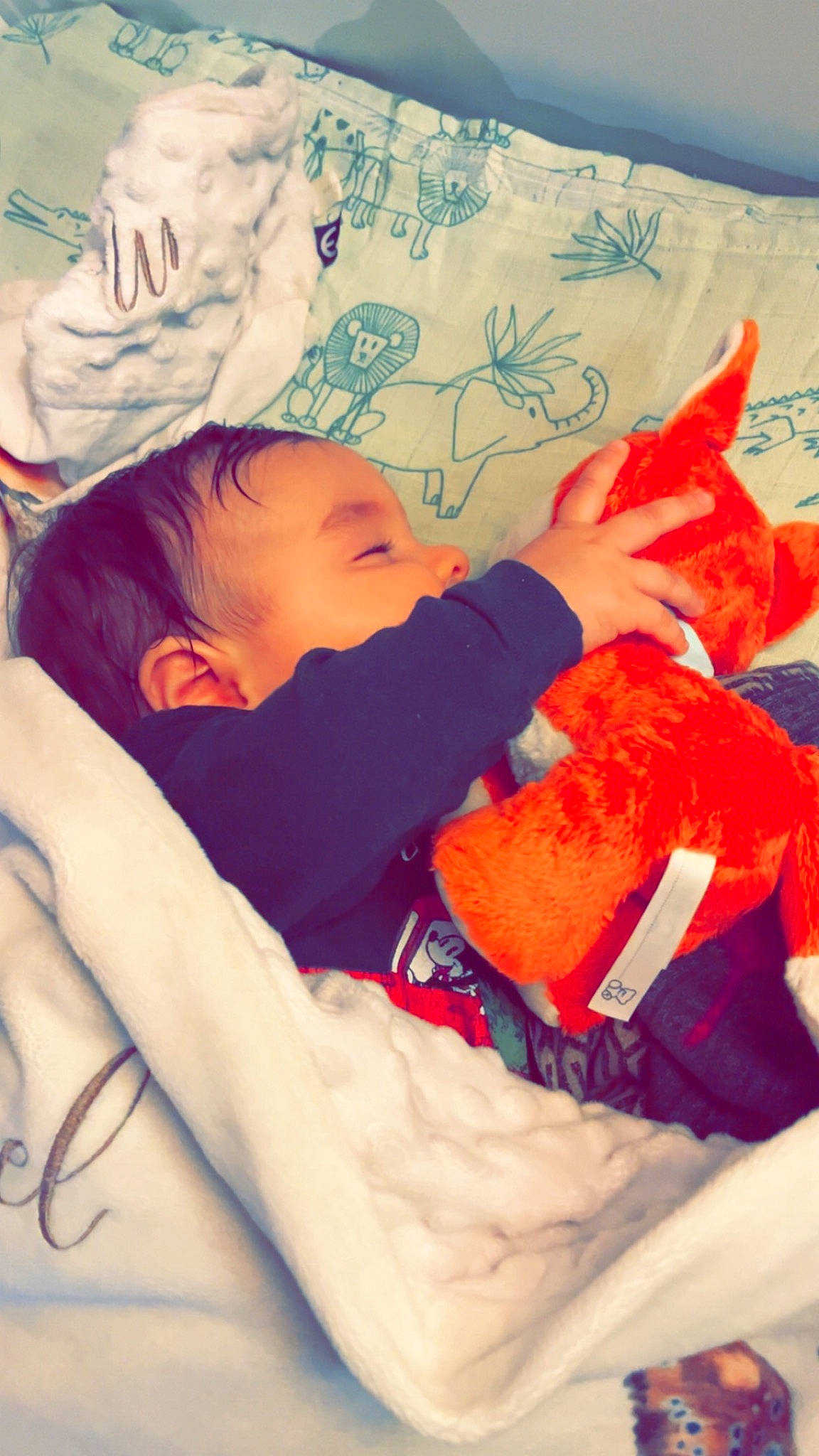 Mael a rejoint le concours — aidez-le/la à gagner de superbes lots ! arm, art, baby, baby_sleeping, baby_toddler_clothing, bedtime, child, cloud, comfort, finger, hand, happy, human_body, linens, mouth, orange, pattern, person, room, textile