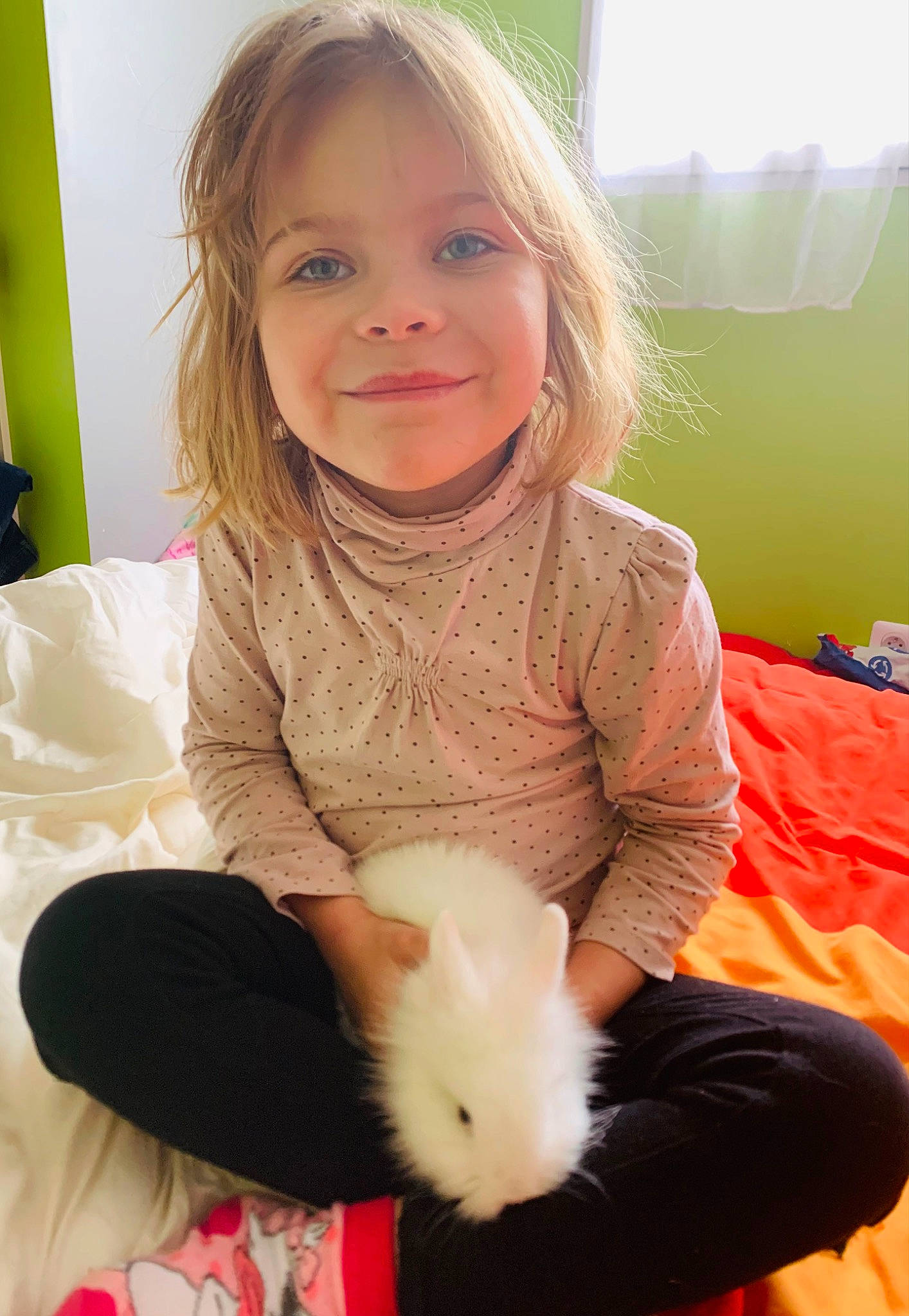Fédora a rejoint le concours — aidez-le/la à gagner de superbes lots ! beauty, child, comfort, companion_dog, eye, facial_expression, felidae, hair, hairstyle, happy, head, human_body, iris, joy, lap, leg, person, rabbit, skin, sleeve