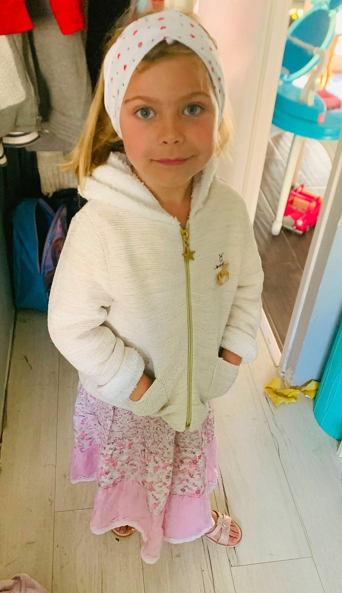 Fédora a rejoint le concours — aidez-le/la à gagner de superbes lots ! baby_toddler_clothing, blond, blue, cap, child, clothing, face, fashion_accessory, flooring, fur, headwear, hood, hoodie, jacket, joy, pattern, person, pink, skin, sleeve