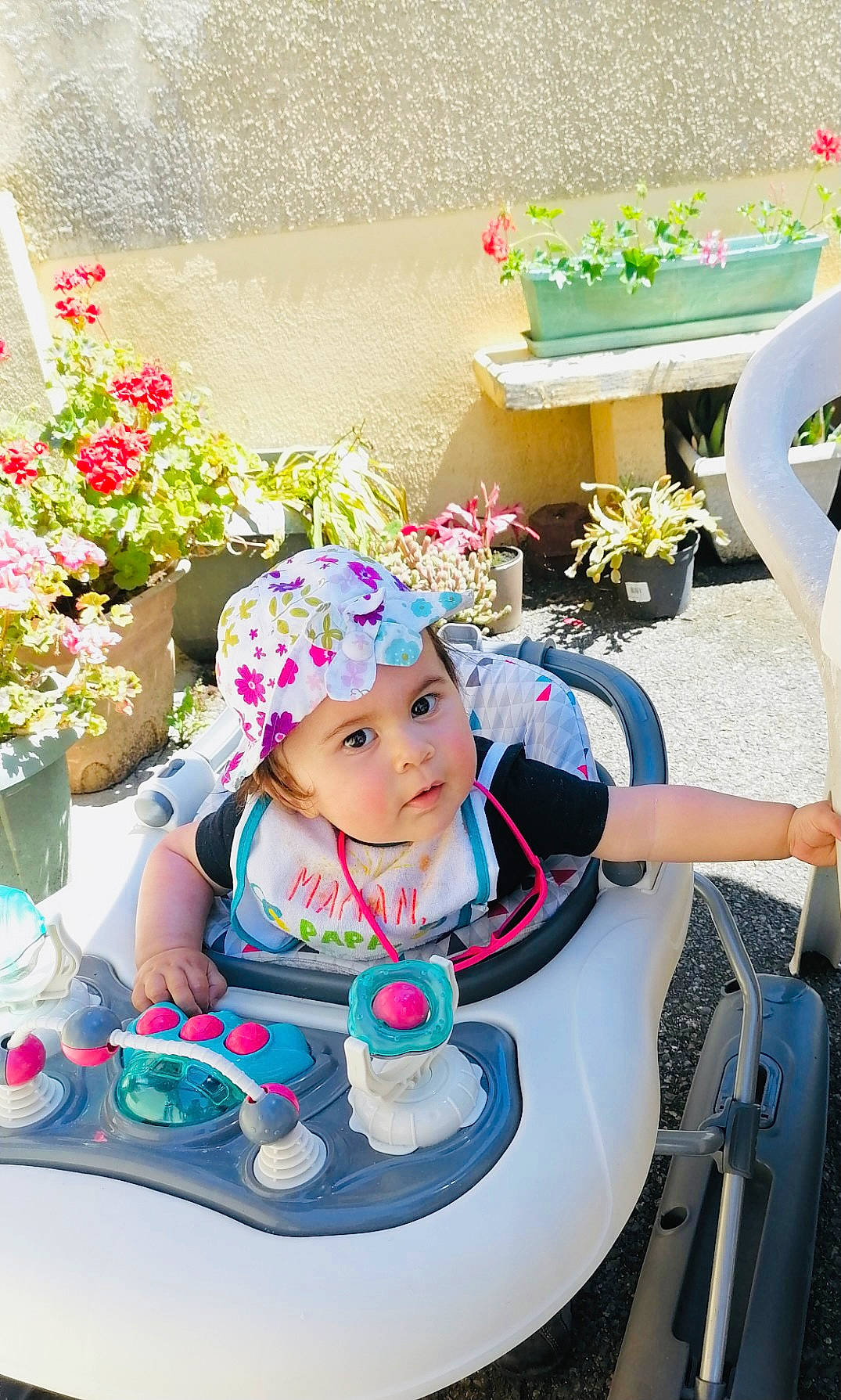 Alyzée participe au concours pour gagner de l'argent avec cette photo : baby, baby_products, baby_toddler_clothing, cap, chair, child, event, fashion_accessory, flower, flower_arranging, fun, happy, hat, headwear, leisure, person, petal, plant, recreation, room