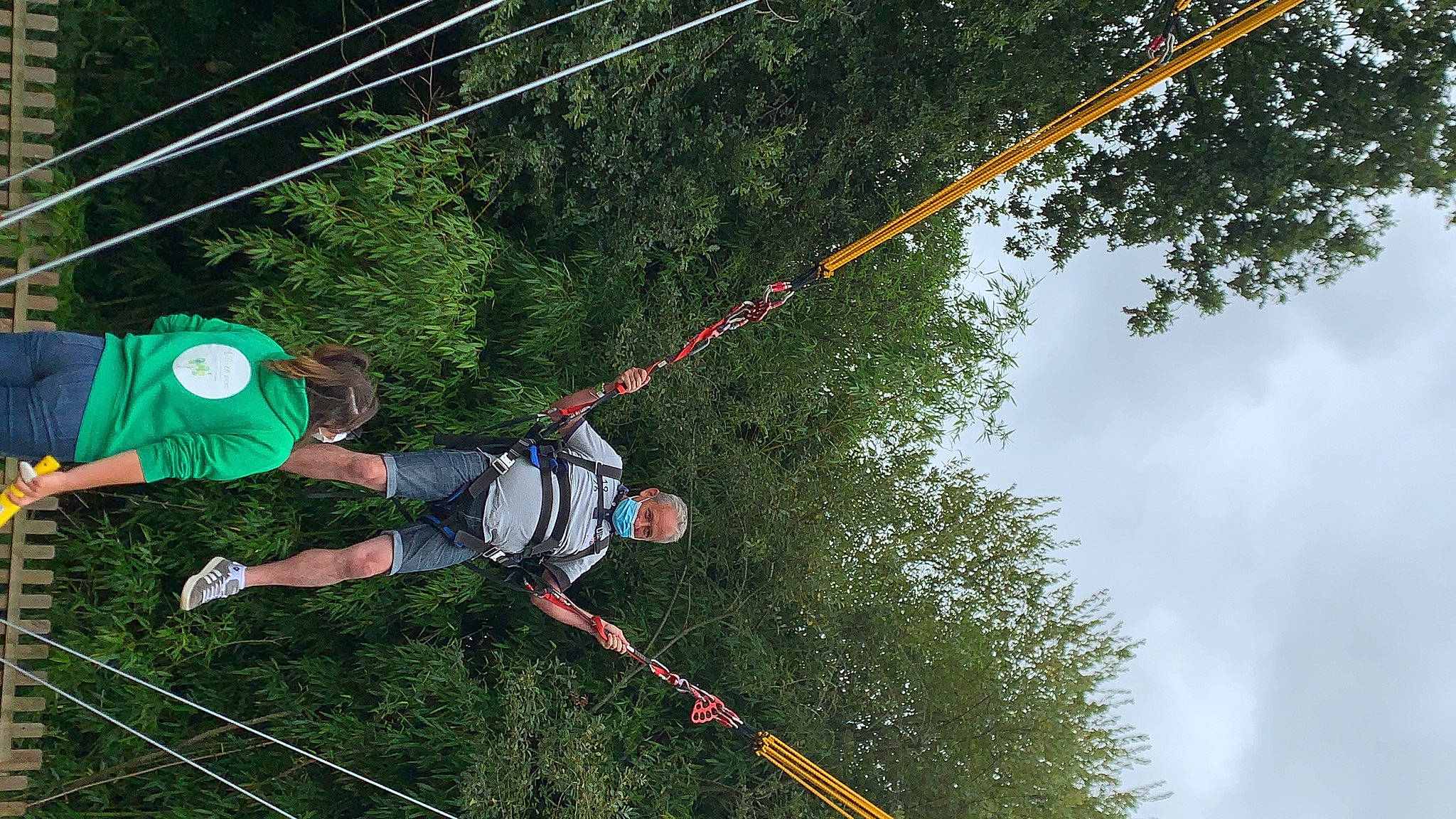 Alyzée a rejoint le concours — aidez-le/la à gagner de superbes lots ! adventure, bungee_jumping, climbing_harness, cloud, extreme_sport, forest, fun, grass, individual_sports, leisure, line, person, plant, recreation, rock_climbing_equipment, rope, sky, slope, sport_climbing, sports