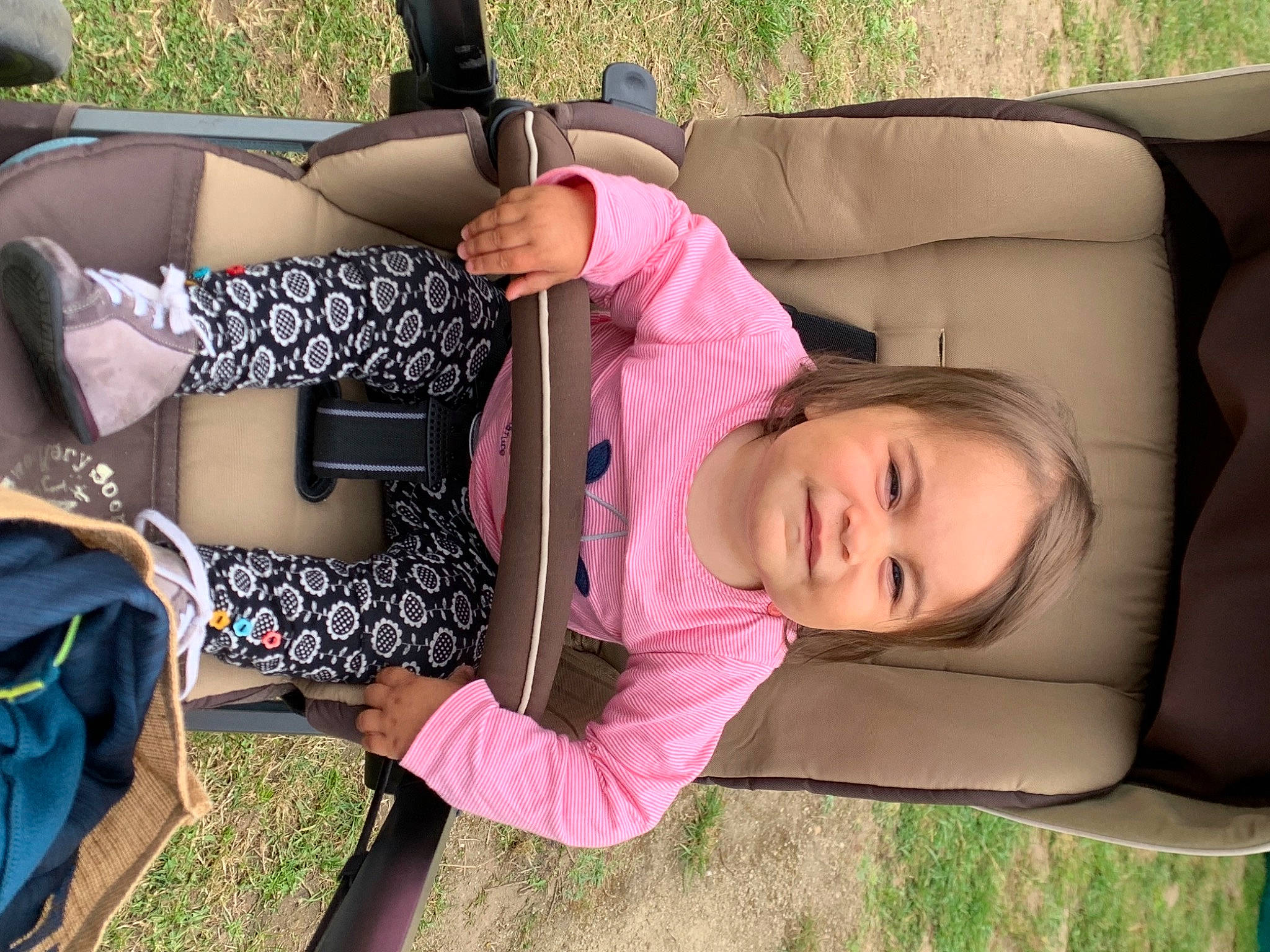 Alyzée a rejoint le concours — aidez-le/la à gagner de superbes lots ! child, comfort, fun, grass, grass_family, hairstyle, happy, joint, joy, lawn, leaf, leisure, mammal, person, plant, recreation, sitting, spring, summer, thigh