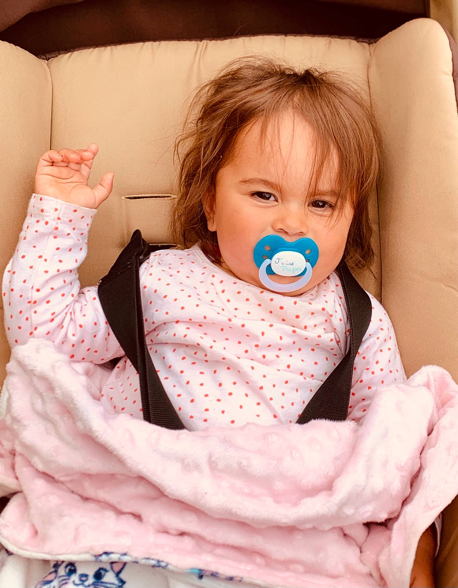 Alyzée a rejoint le concours — aidez-le/la à gagner de superbes lots ! baby, baby_toddler_clothing, cheek, child, chin, comfort, face, finger, happy, iris, lip, mouth, neck, person, pink, product, sitting, skin, sleeve, toddler