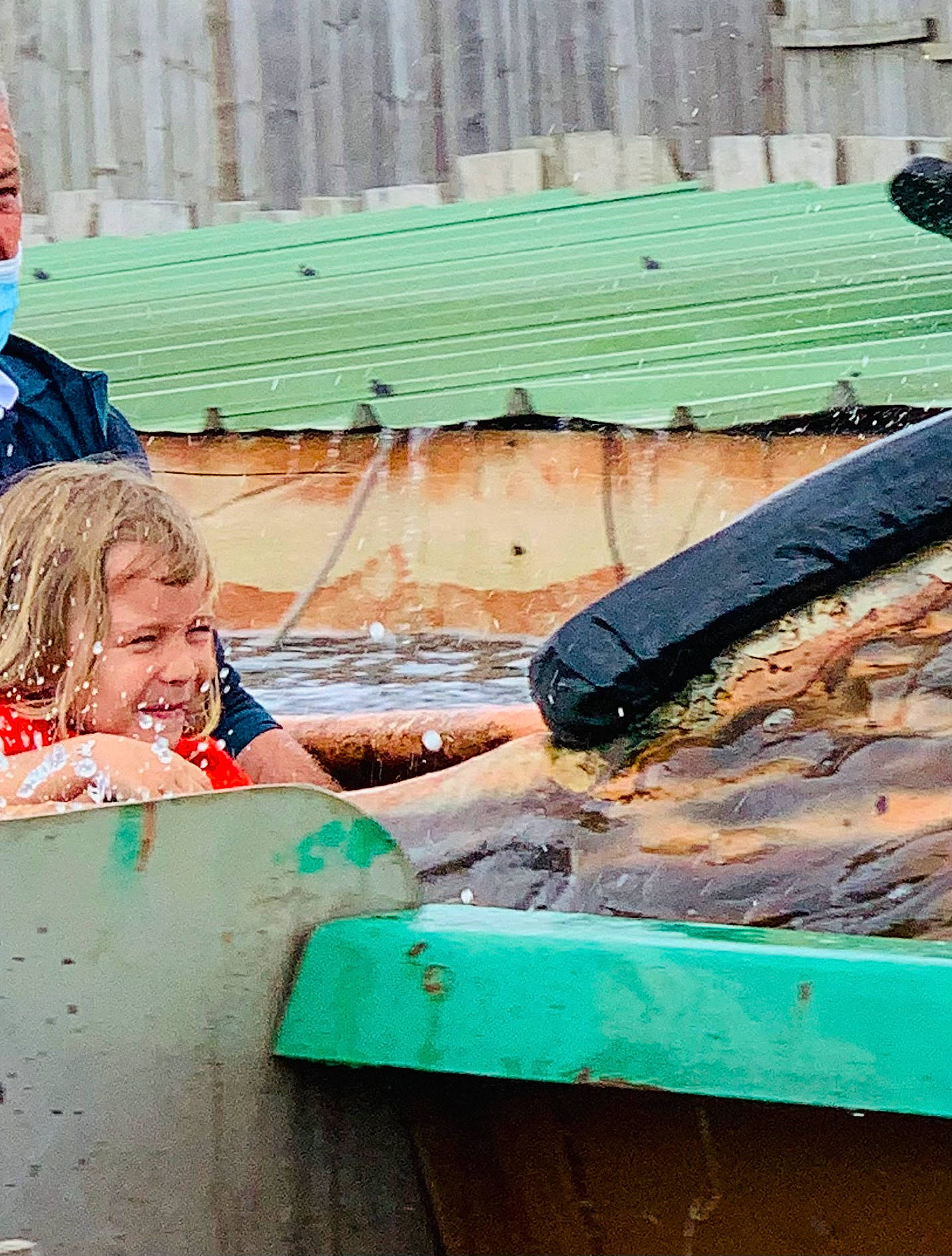Alyzée participe au concours pour gagner de l'argent avec cette photo : automotive_exterior, brick, bumper, child, eye, fun, grass, green, happy, leisure, lumber, motor_vehicle, person, recreation, sitting, smile, soil, t_shirt, vacation, wood