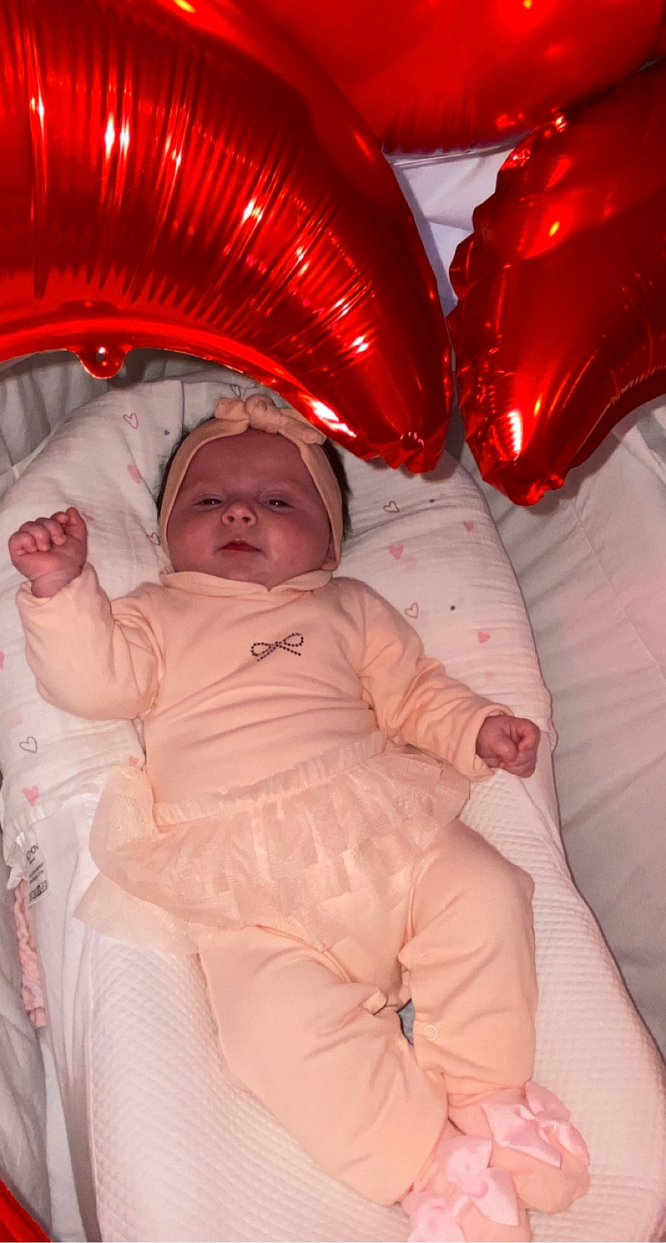 Margot a rejoint le concours — aidez-le/la à gagner de superbes lots ! baby, baby_products, baby_toddler_clothing, child, comfort, event, eye, facial_expression, fashion_accessory, fun, happy, headwear, human_body, lap, linens, magenta, mouth, person, pink, red