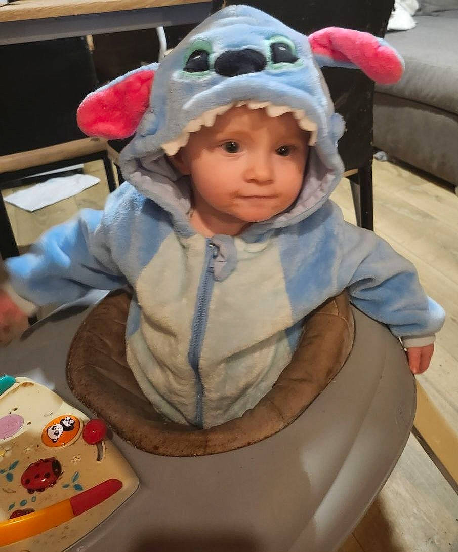 Luña participe au concours pour gagner de l'argent avec cette photo : baby, baby_carriage, baby_products, baby_toddler_clothing, cap, car_seat, cheek, child, comfort, costume, fashion_accessory, fun, headwear, hoodie, person, personal_protective_equipment, product, sitting, skin, sunglasses