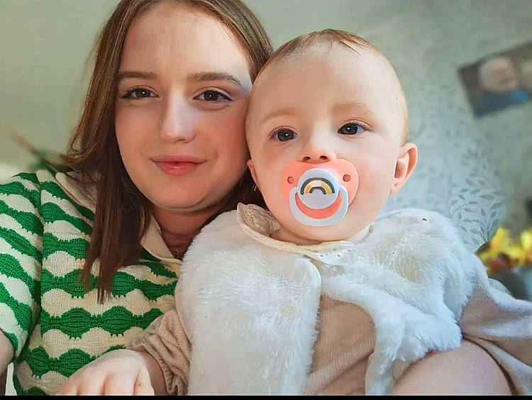 Luña a rejoint le concours — aidez-le/la à gagner de superbes lots ! baby, baby_toddler_clothing, cheek, child, comfort, ear, eyelash, face, facial_expression, fun, gesture, hair, happy, iris, joy, lip, mouth, nose, person, skin