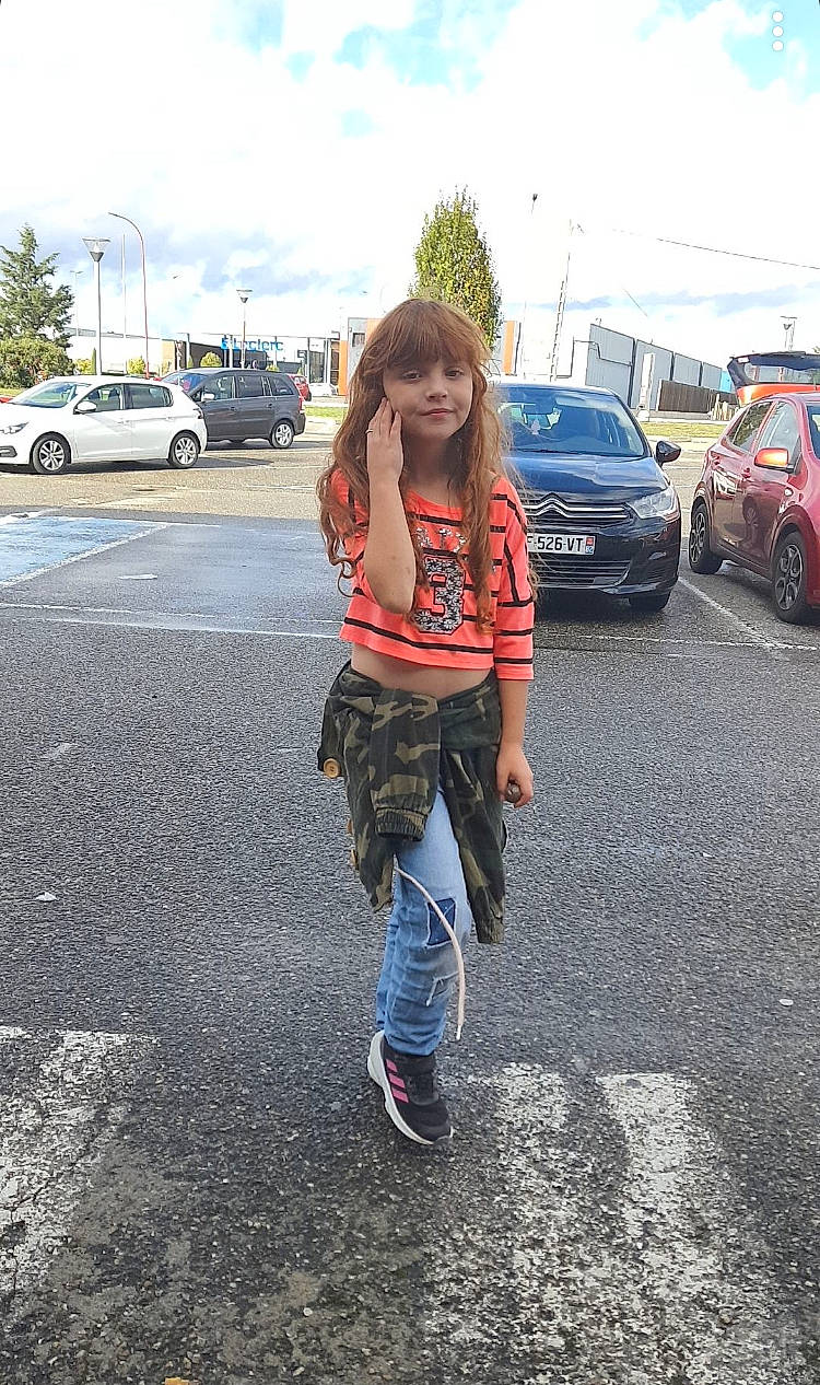 Noëmie participe au concours pour gagner de l'argent avec cette photo : asphalt, automotive_design, automotive_lighting, automotive_tire, car, eyewear, footwear, jeans, land_vehicle, leg, motor_vehicle, person, road_surface, shoe, thigh, tire, tree, vehicle, vehicle_door, waist