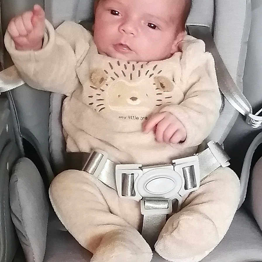 Saïan a rejoint le concours — aidez-le/la à gagner de superbes lots ! baby, car, car_interior, carseat, clothing, crib, cushion, face, furniture, head, homedecor, infantbed, newborn, person, photography, portrait, sleeping, transportation, vehicle, wristwatch