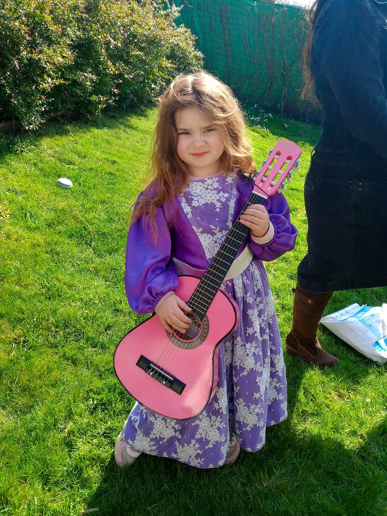 Marie participe au concours pour gagner de l'argent avec cette photo : acoustic_guitar, dress, electric_guitar, electronic_musical_instrument, folk_instrument, grass, guitar, guitar_accessory, guitarist, happy, joy, leaf, music, musical_instrument, musician, people_in_nature, person, plant, plucked_string_instruments, string_instrument
